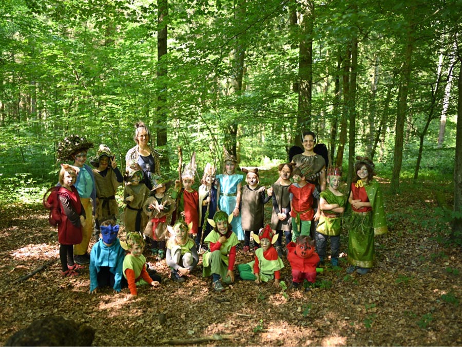 Die Waldchind Schauspieler*innen und die Leitung Iris Seewald und Lehrperson Larissa M.