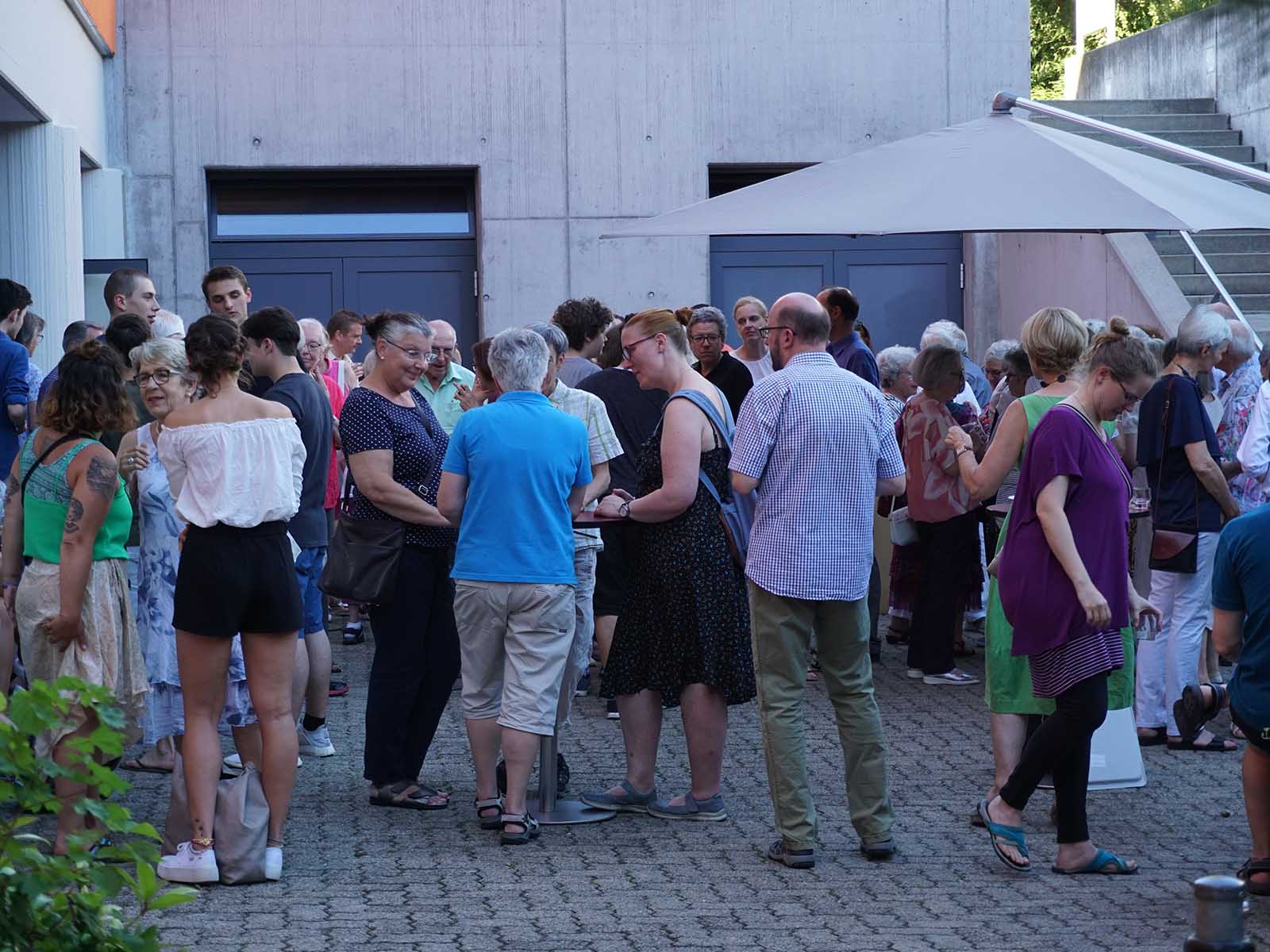 Nach einer Kostprobe der «Cantata Nova» waren die Helferinnen und Helfer von der Katholischen Kirche Heilig Geist zum Apéro eingeladen.