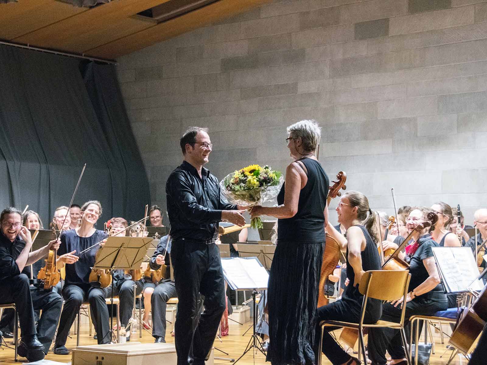 Blumen für Emanuel Rütsche von «seinem» Orchester als Anerkennung für die grossartige Leistung und den gemeinsamen Erfolg.