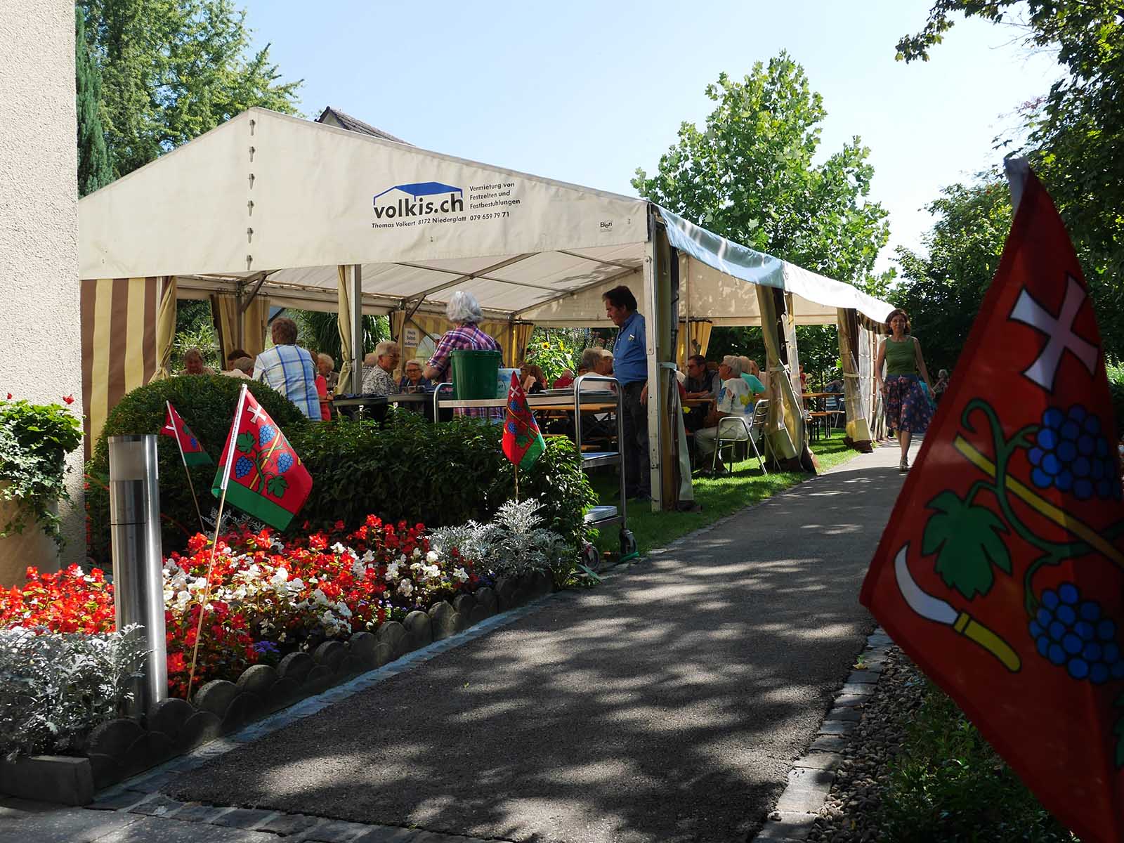 Im Garten der Hauserstiftung genossen Bewohner*innen und Gäste Speis und Trank.