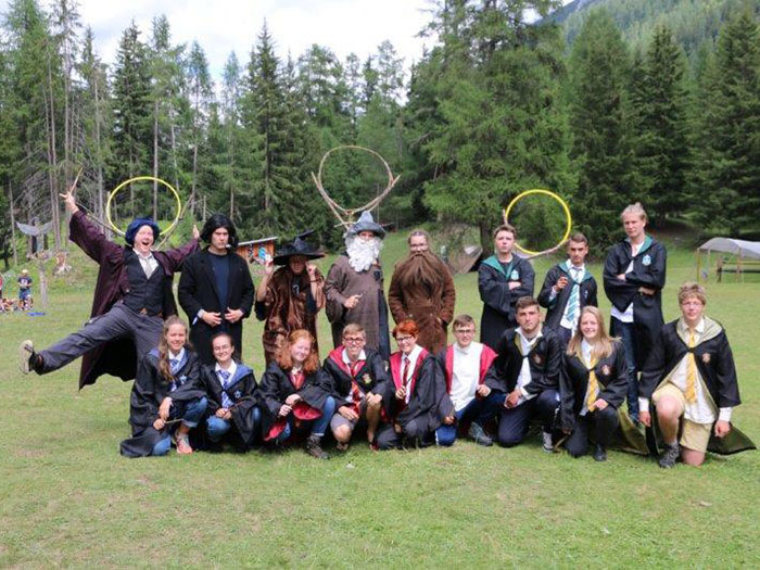 Lehrer und Schüler von Hogwarts.