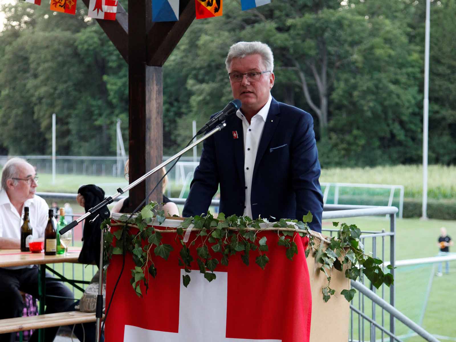 Martin Farner hält die Fest-Rede und preist die Schweiz.