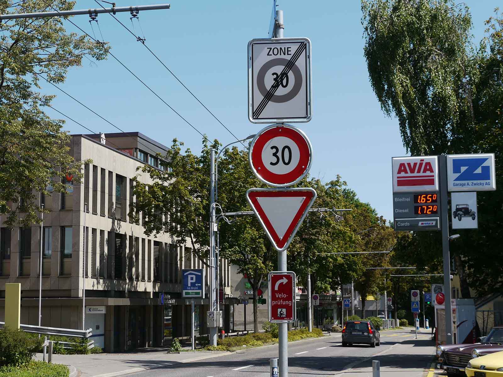 Sorgt für Verwirrung: Ende der «Tempo-30-Zone», Beginn der «Tempo-30-Strecke», verkehrsrechtlich ein Unterschied, für die Verkehrsteilnehmer*innen nicht: 30 bleibt 30.