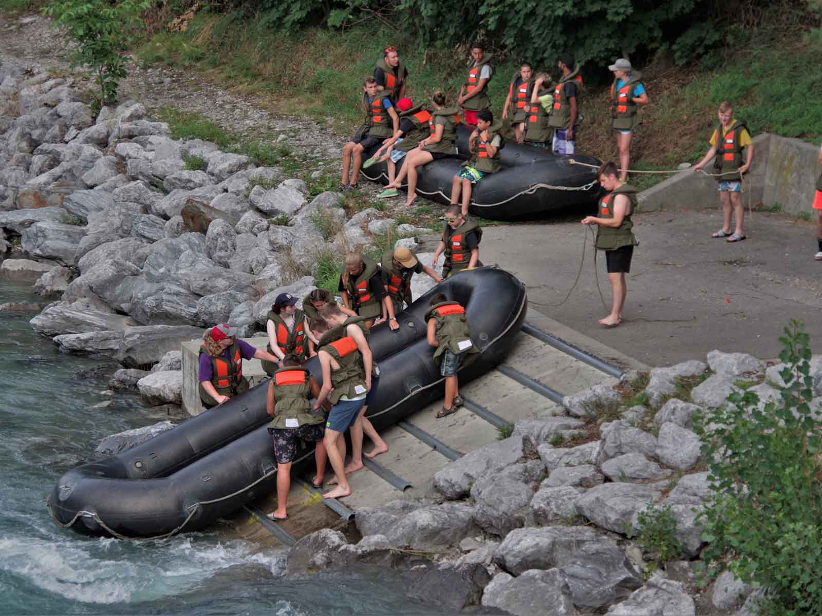 Aare-Talfahrt nach Bern: Ab ins kühle Nass mit den Schlauchbooten.
