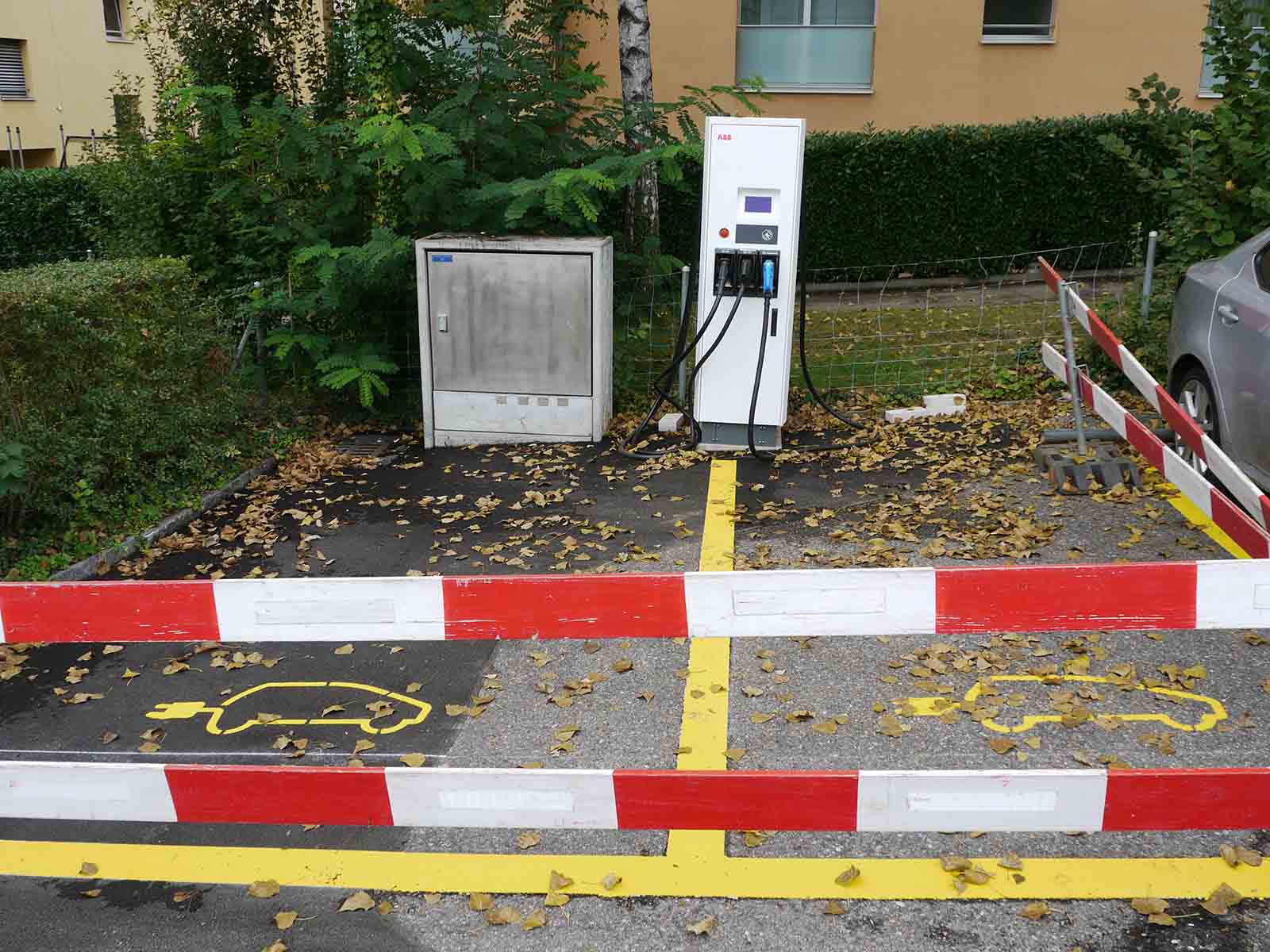Noch stehen die Abschrankungen, doch bald können hier Elektrofahrzeuge geladen werden.