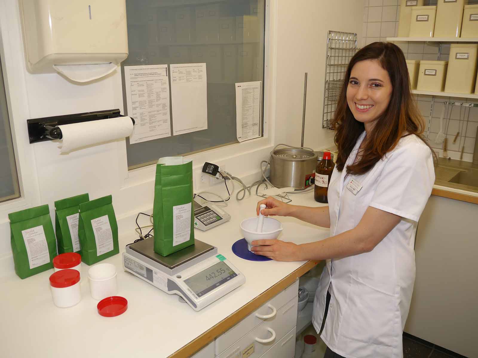 Apothekerin Susanne Wolf ist bei der Herstellung von Medikamenten, hier eine Salbe, in ihrem Element.