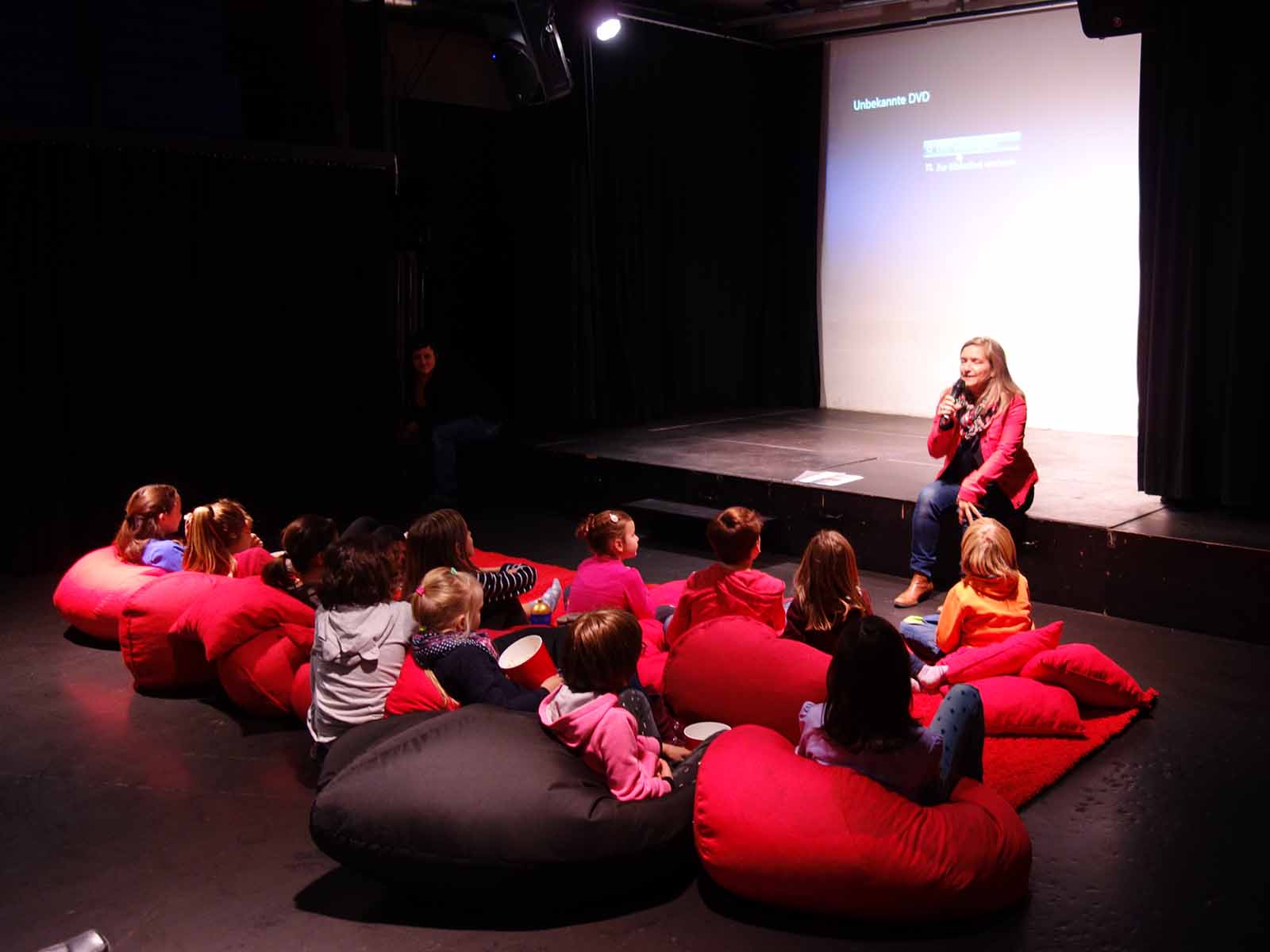 Julia Breddermann führt die Kinder nach der Filmvorführung an einzelne Filmszenen heran.