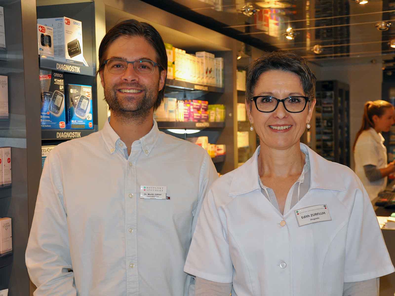 Dr. Moritz Jüttner, Apotheker und Edith Zurfluh, Drogistin, gemeinsam in der Limmatapotheke Höngg