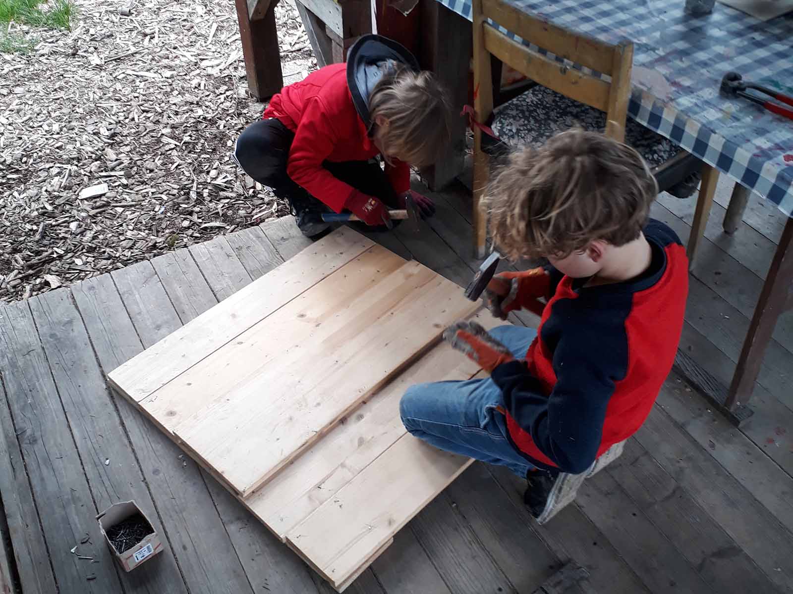 Gemeinsam wird gearbeitet, um die Hütte zu vervollständigen...