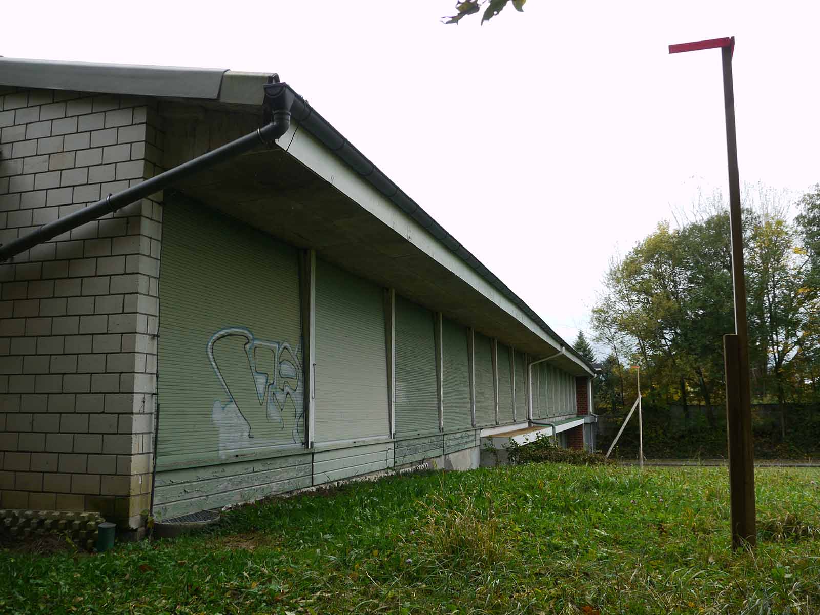 Die Bauprofile zeigen an, wo die schallhemmenden Lägerblenden am Schützenhaus angebaut werden.