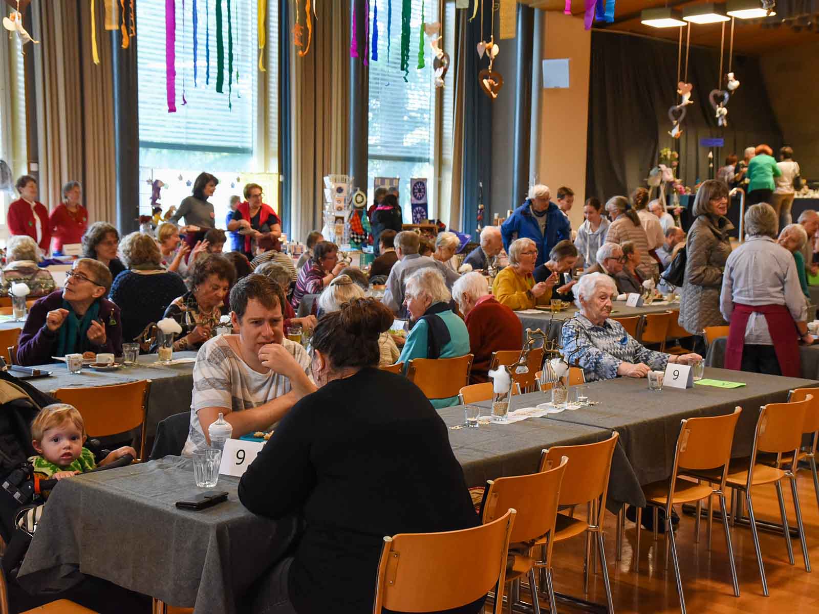 Gemütliche Stimmung am Bazar der Reformierten Kirche.