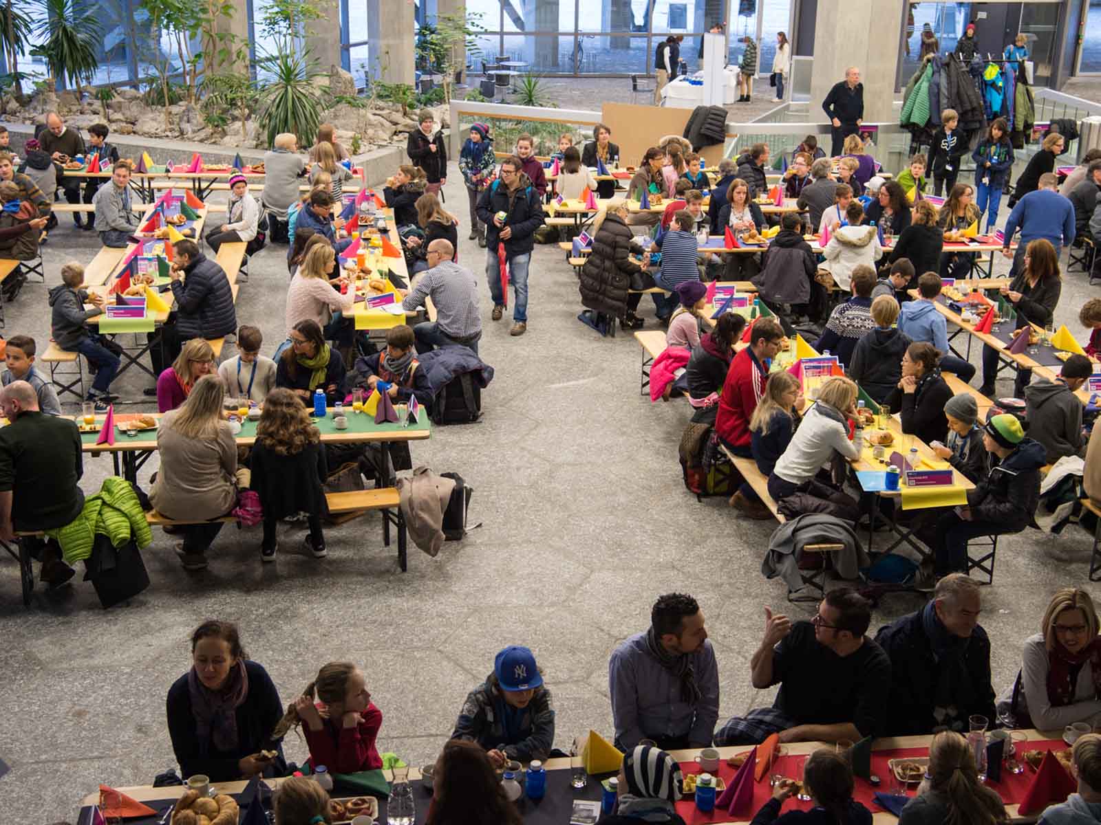 300 Schüler*innen werden im Foyer empfangen.