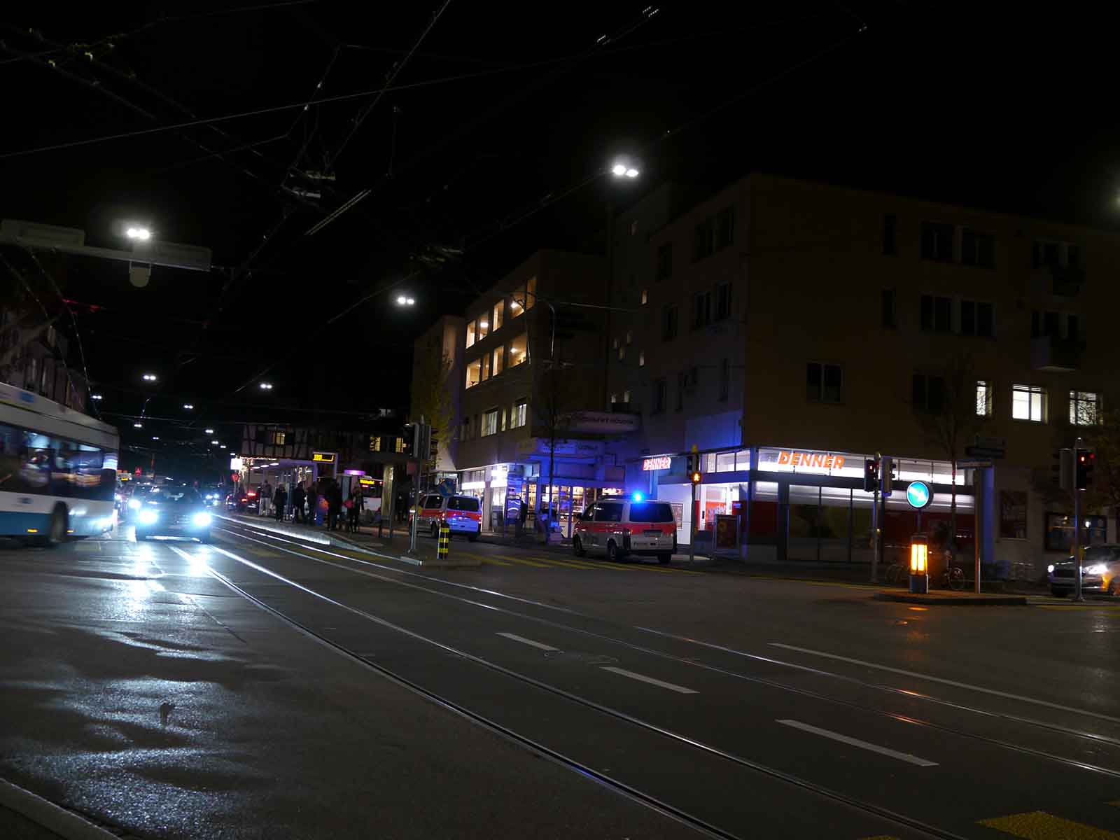 Polizeieinsatz wegen Überfall im Denner.