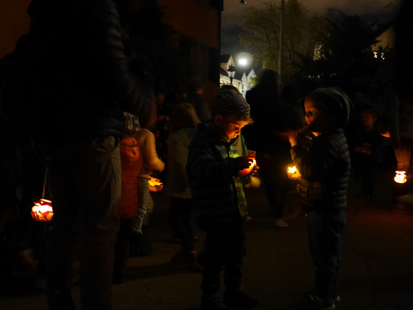 Die Kinder genossen den Spaziergang durch die Nacht.