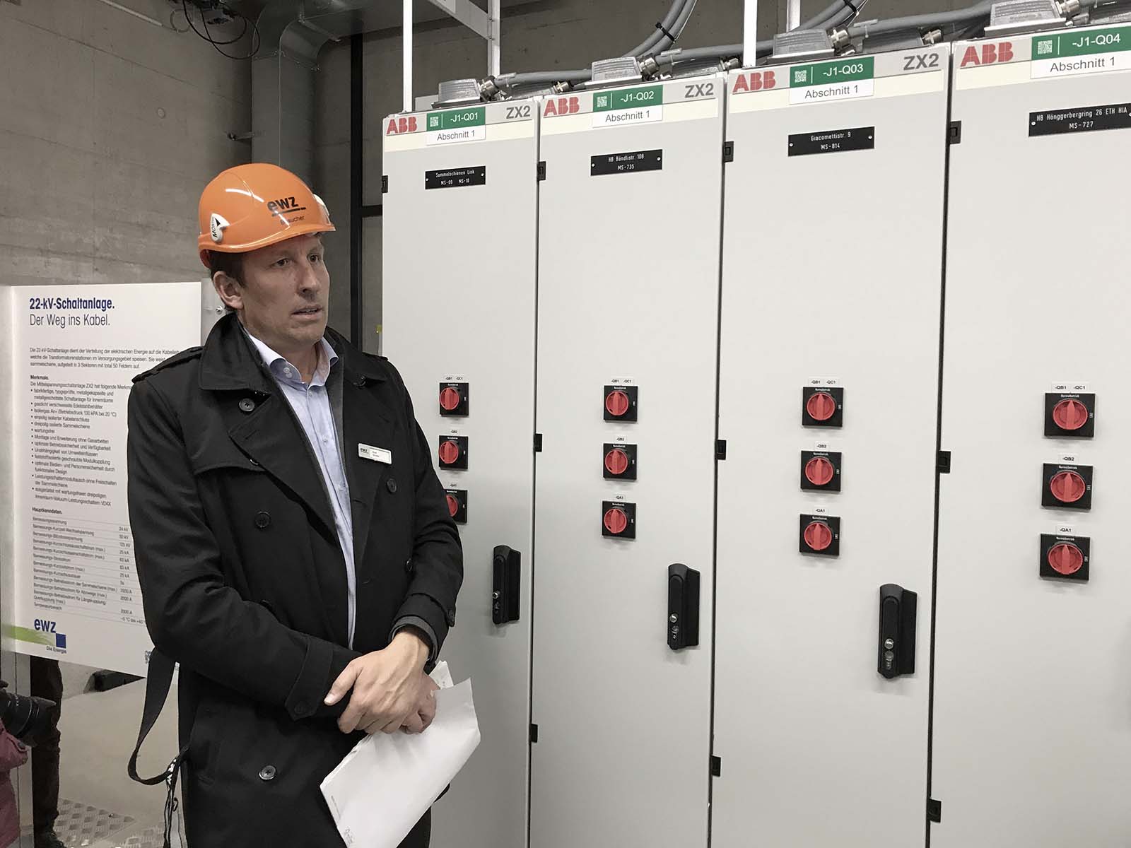 Rolf Studer, der Gesamtprojektleiter der Erneuerung vom ewz Unterwerk Hönggerberg, führte durch den Rundgang.
