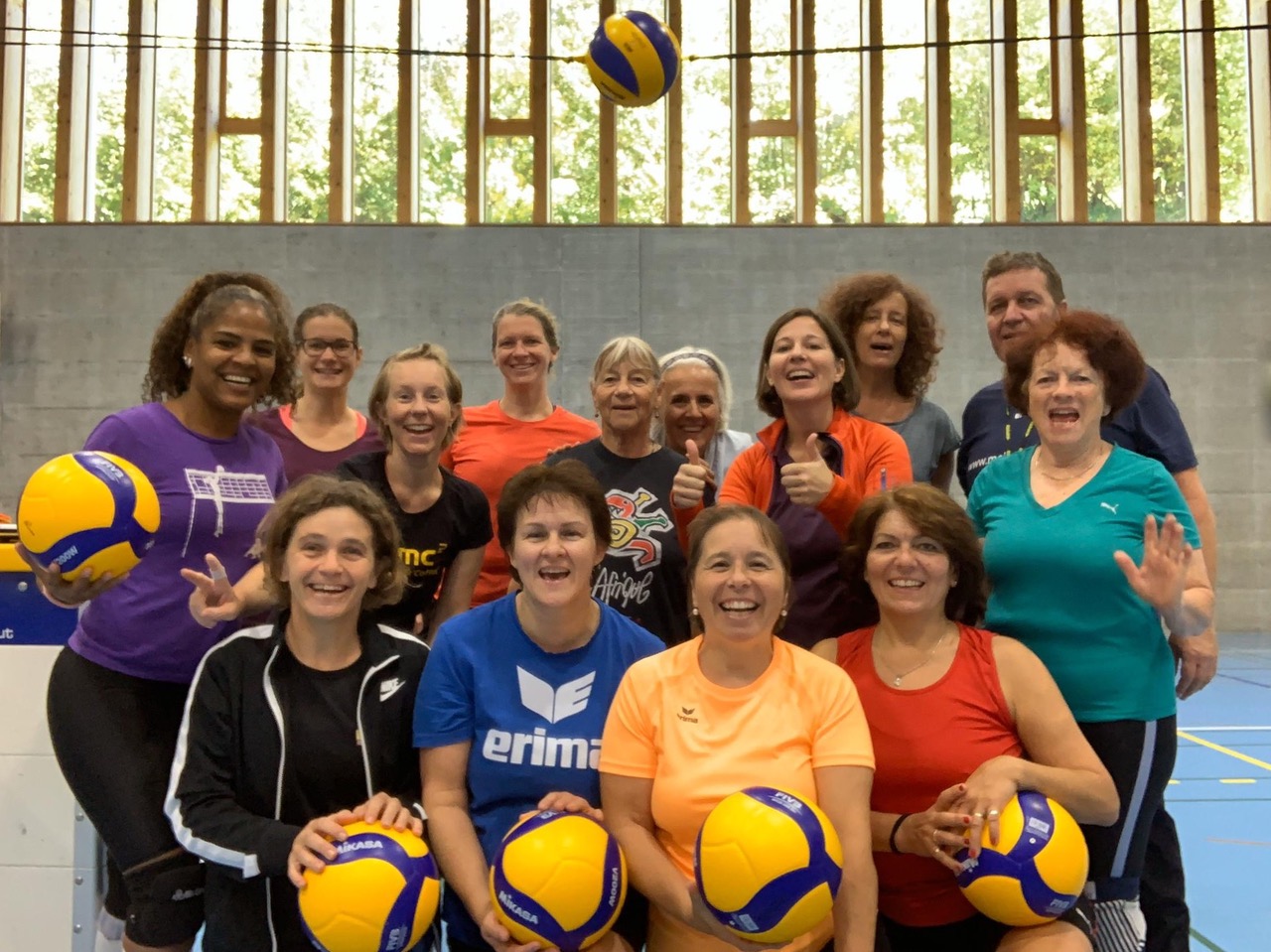 Die Volleytruppe mit ihrem externen Trainer Markus Graber.