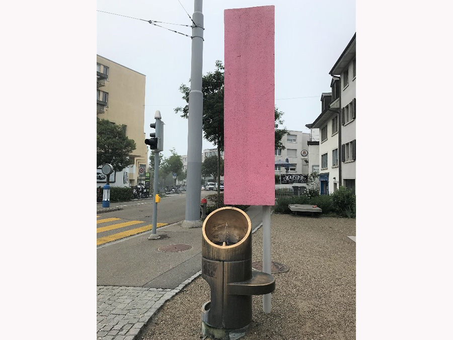 Die Skultpur vor der Raiffeisenbank am Meierhofplatz kommt weg.