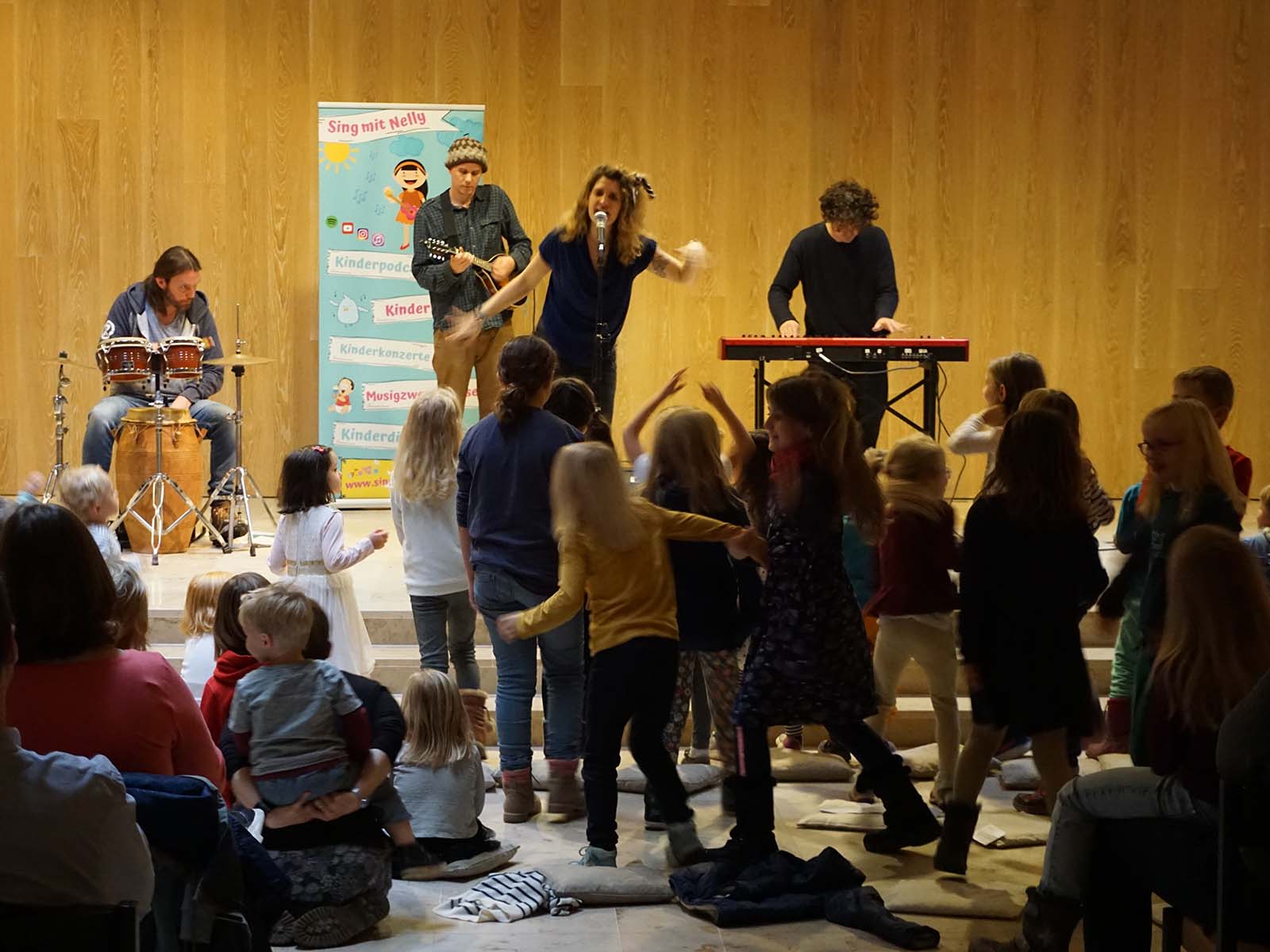 Das Tischbombe-Konzert sorgt für gute Stimmung.