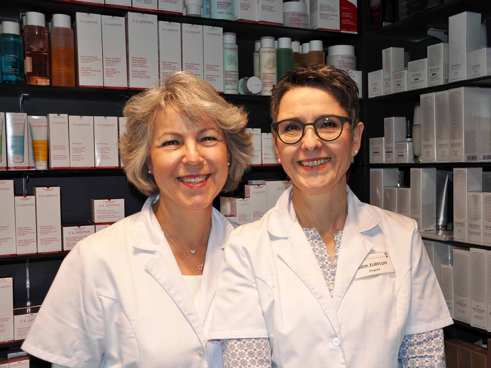 Yvonne Gujer (links) und Edith Zurfluh freuen sich über die neue Drogerieabteilung in der Limmat Apotheke.
