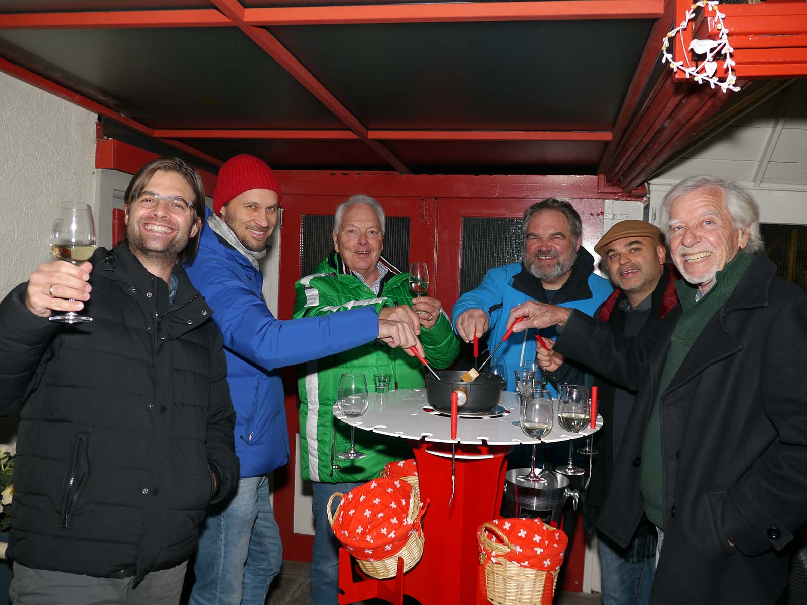 Ein Fondue im Garten anlässlich der Vereinsgründung: (v.l.) Moritz Jüttner, Nenad Kovacic, Daniel Fontolliet, Mathias Egloff, Ronny Siev, Alex Steiner.