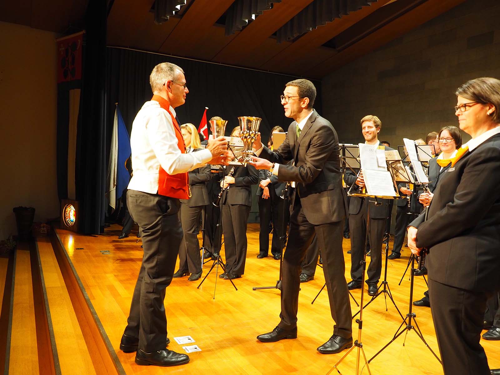 Verbunden im Quartier: Zunftmeister Walter Zweifel bedankt sich beim Dirigenten des Musikvereins Höngg ...