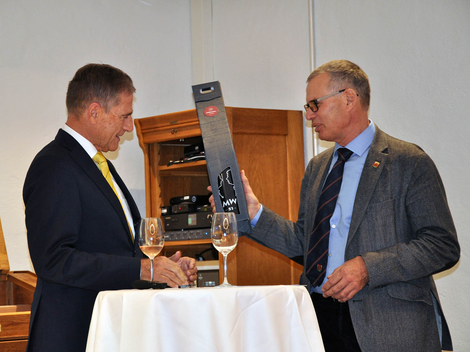 Ein Geschenk "von Walti zu Walti": Walter Zweifel überreichte Walter Käser einen MW 51 Assemblage.