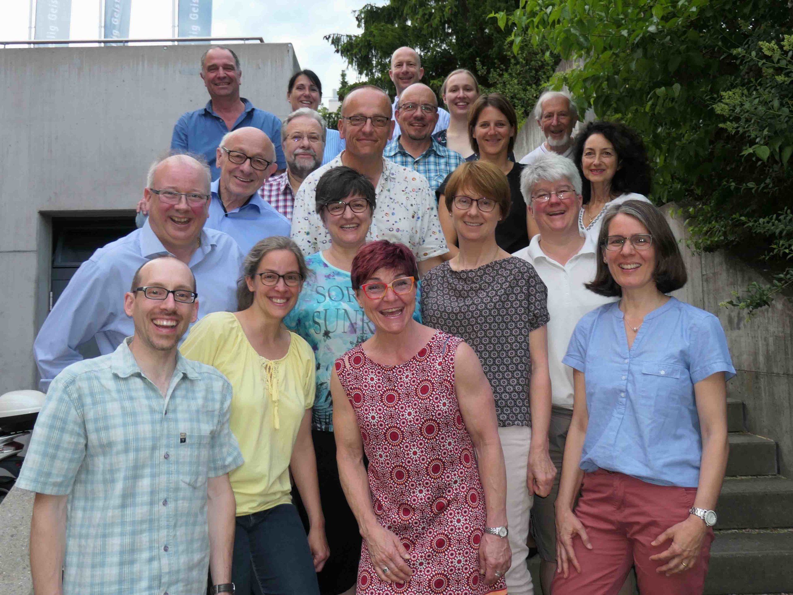 Die Gospelsingers lächeln für die Kamera.