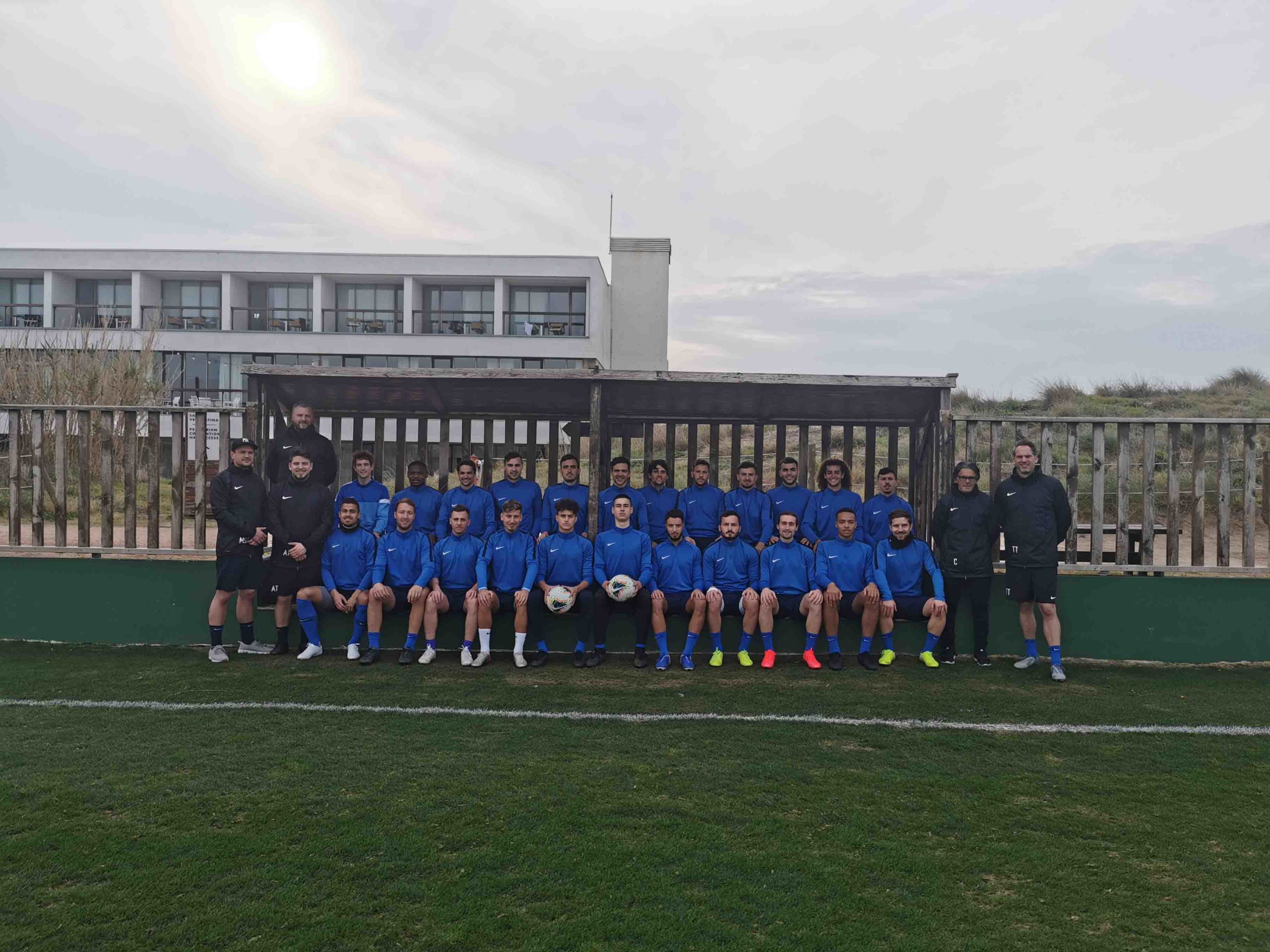 (Natur-)Rasenballsportgrüsse aus Valencia, 1. Mannschaft SV Höngg.