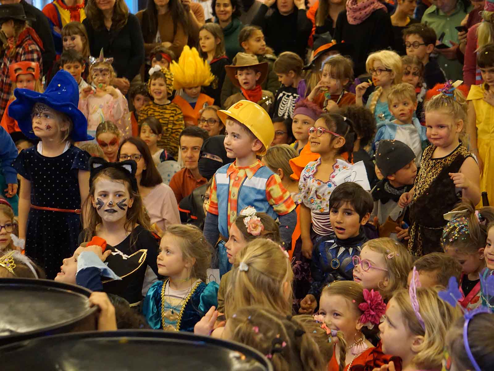 Der Dschungel der Verkleidungen – von Bob der Baumeister über Prinzessinnen bis hin zu Zombies nahm alles an der Kinderfasnacht teil.