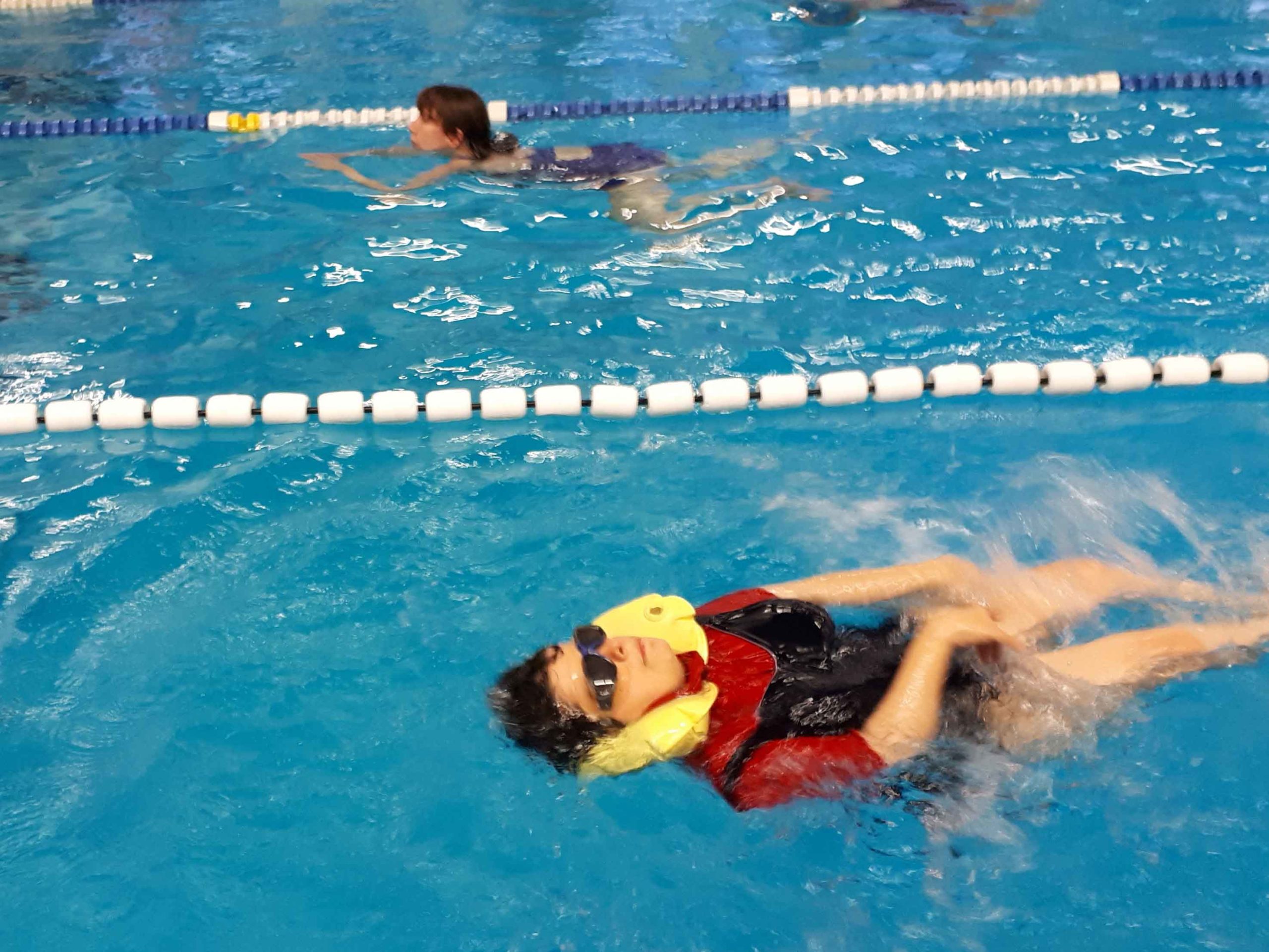 Schwimmen für einen guten Zweck: Eine Gruppe des BSCZ und die Jugendlichen der SLRG Höngg erschwammen einen vierstelligen Betrag zugunsten des Behinderten-Sport Clubs Zürich.