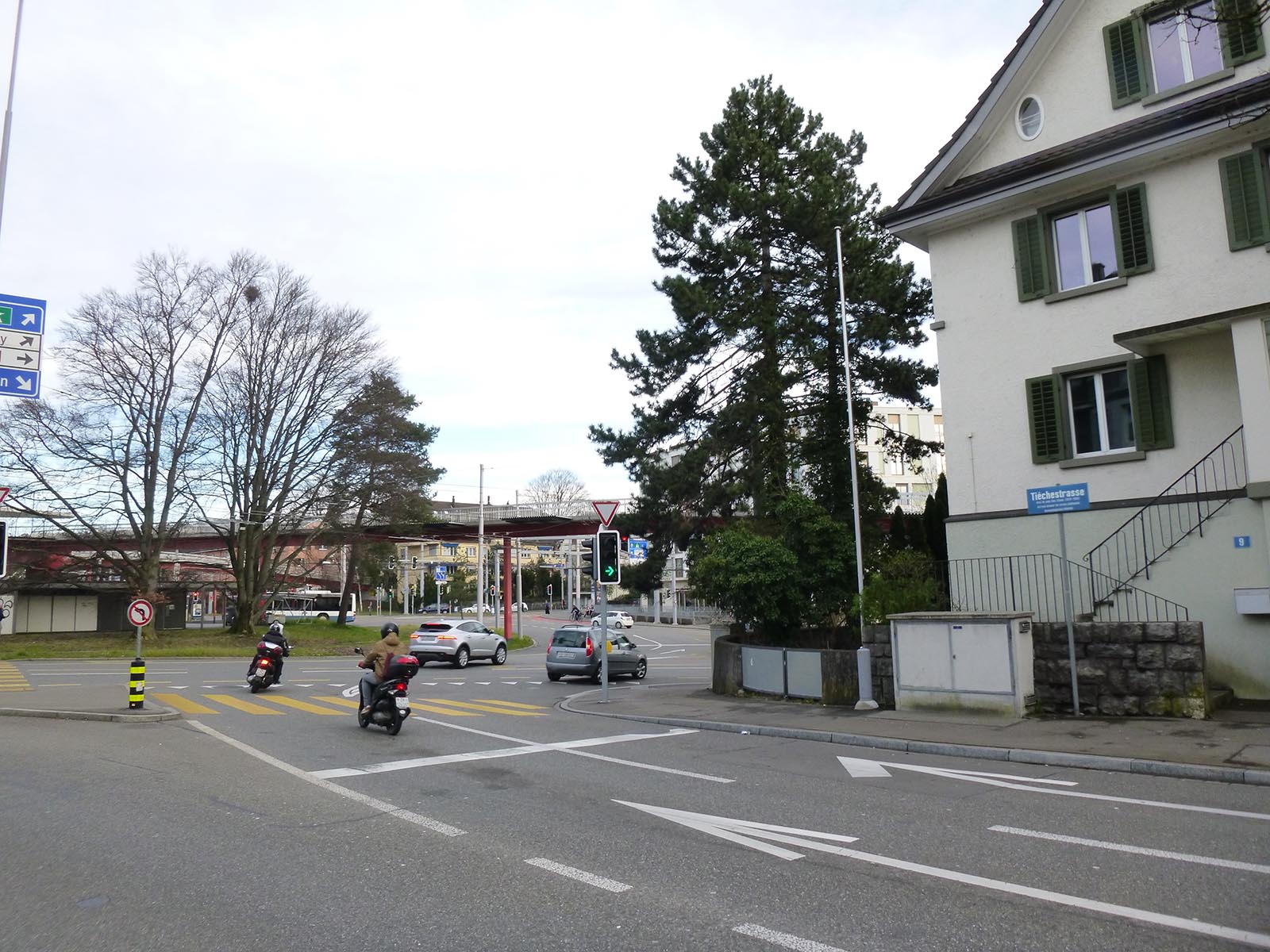 Von hier aus, wo die Tièchestrasse in den Bucheggplatz mündet, hat der unbekannte Täter auf den Autofahrer geschossen.