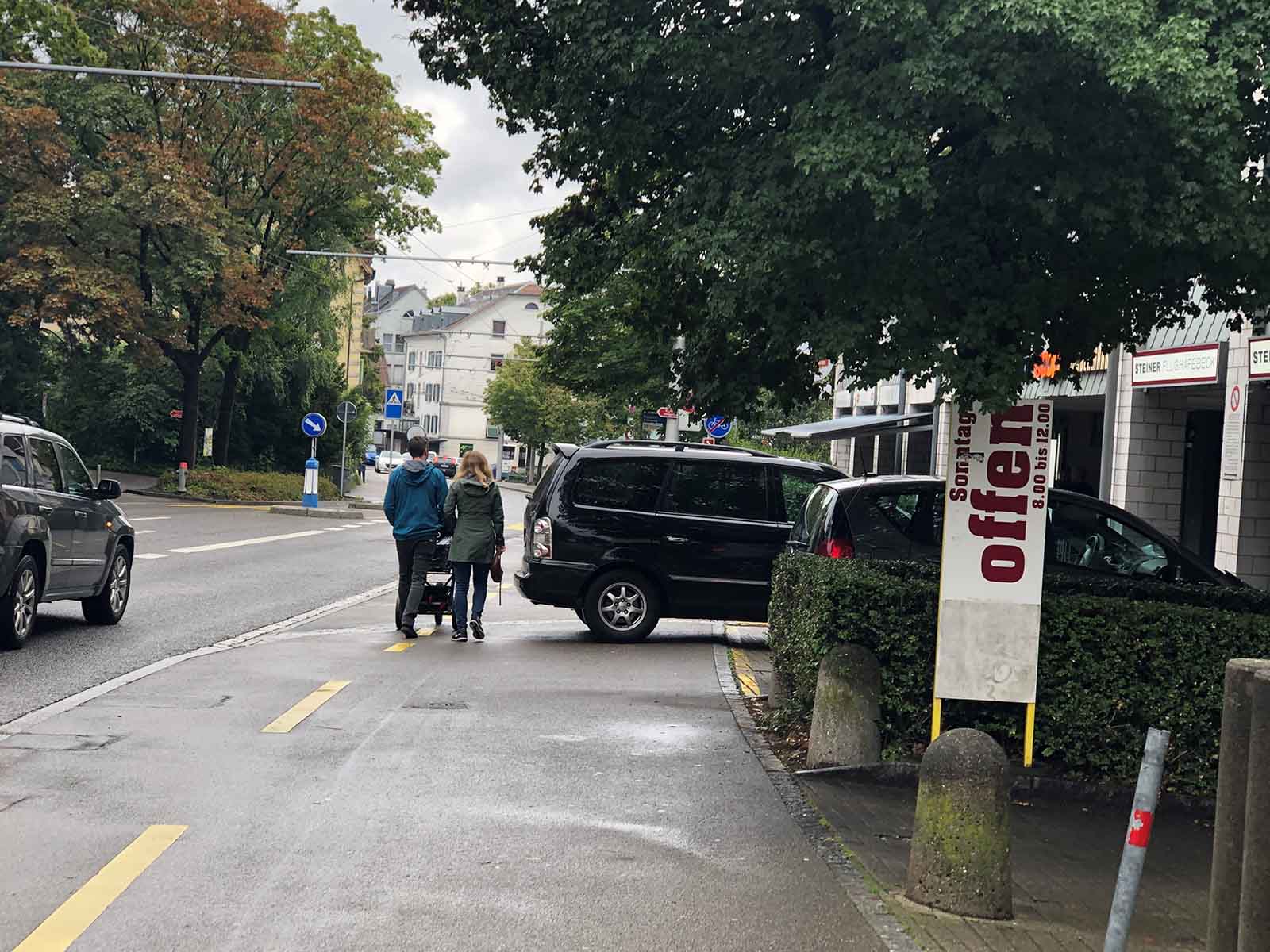 Hinter diesem Auto bleibt kein Platz für Fussgänger*innen und Velofahrer*innen.