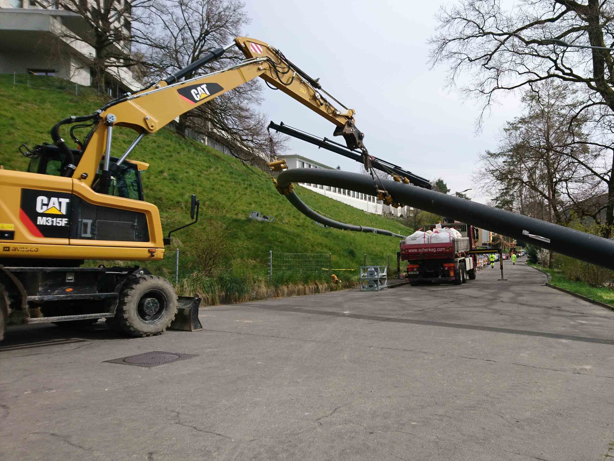 Mit schweren Maschinen wird das 260 Meter lange Rohr bearbeitet.