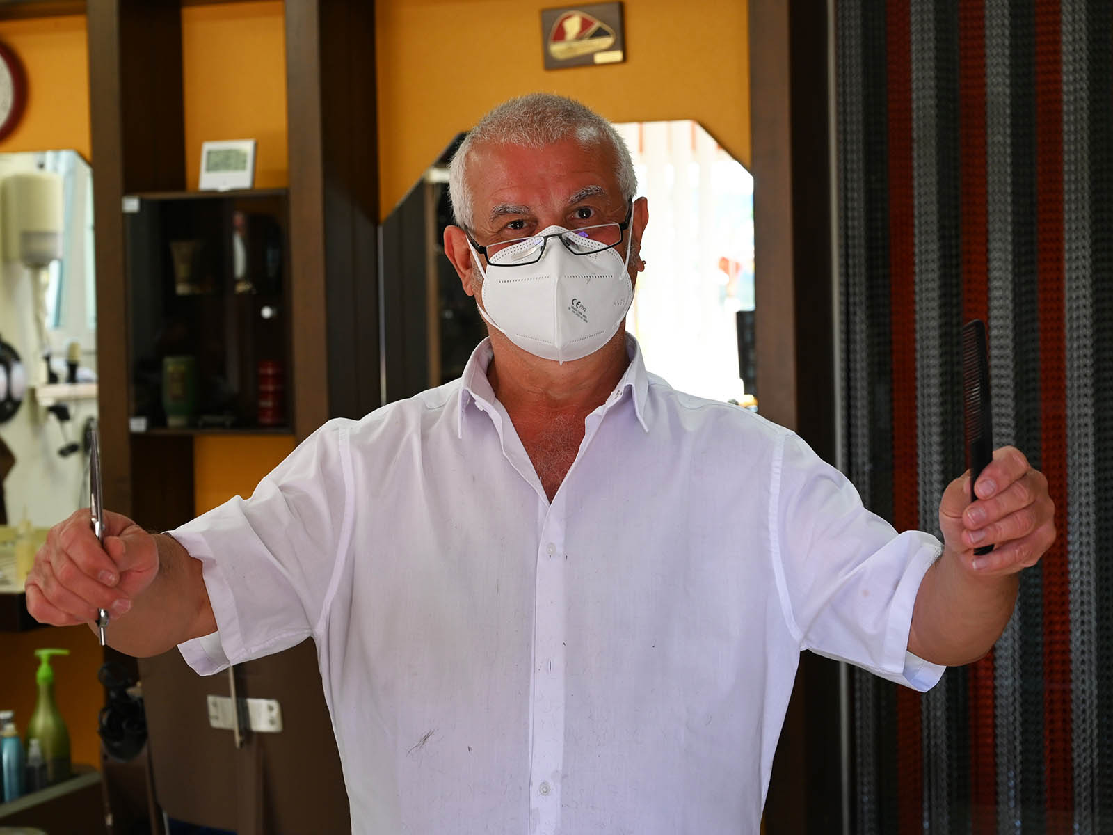 Der Herren-Coiffeur Michele Cotoia freut sich, endlich wieder seiner Passion nachgehen zu können.