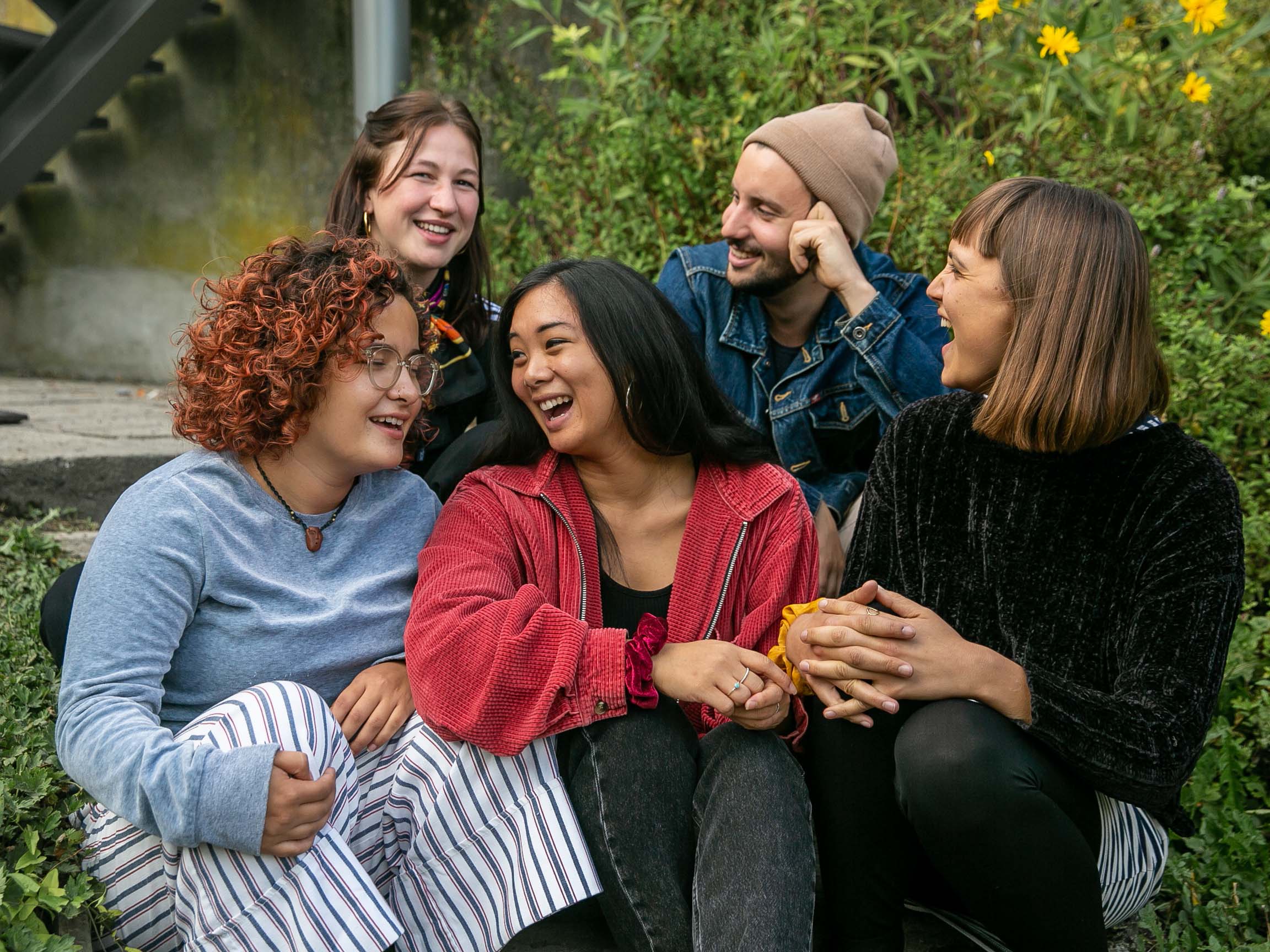 Die fünf Jugendarbeitenden der JAH; unten v.l.n.r. Joyce Otazo, Cynthia Honefeld, Sofia Hadjisterkoti, oben v.l.n.r. Hanna von Aesch und Ian Wunderli.