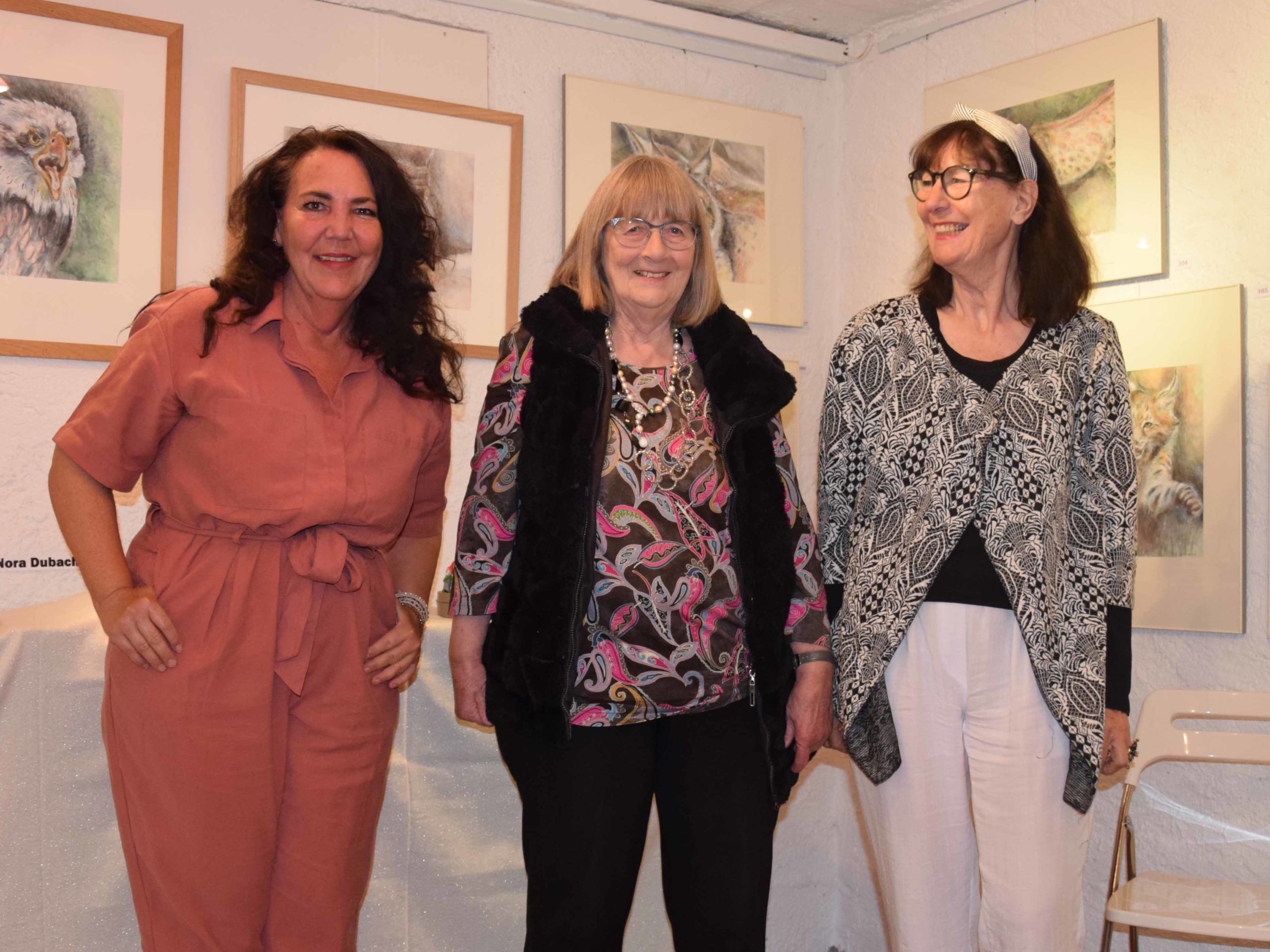 Die drei Künstlerinnen Manuela Uebelhart, Rosmarie Lendenmann und Nora Dubach (v.l.n.r.) schauen lächelnd auf die letzten zehn Jahre zurück.
