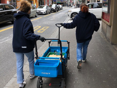 Joyce Otazo (rechts) und eine weitere Helferin bei einem Einsatz an der Langstrasse.
