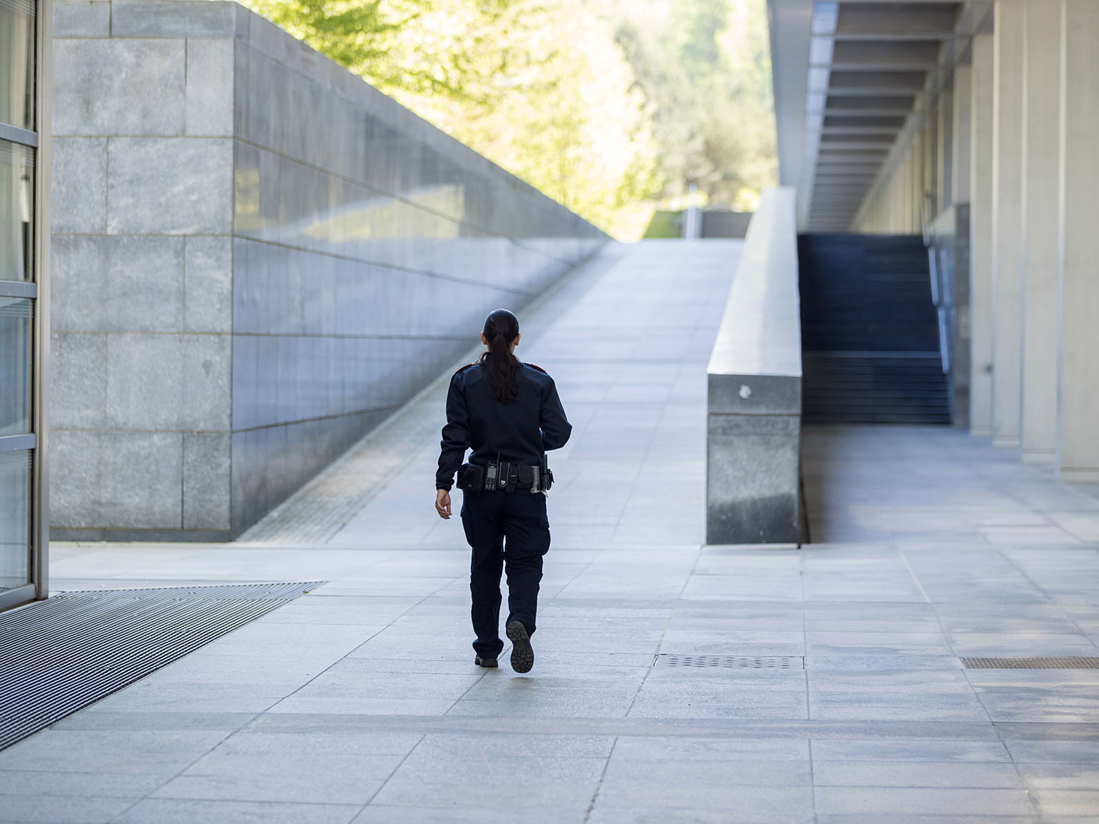 Auf einem Rundgang durch den fast leeren Campus Hönggerberg kontrolliert Angela Käppeli vom Sicherheitsdienst der ETH Zürich die sicherheitstechnischen Einrichtungen in den Gebäuden.