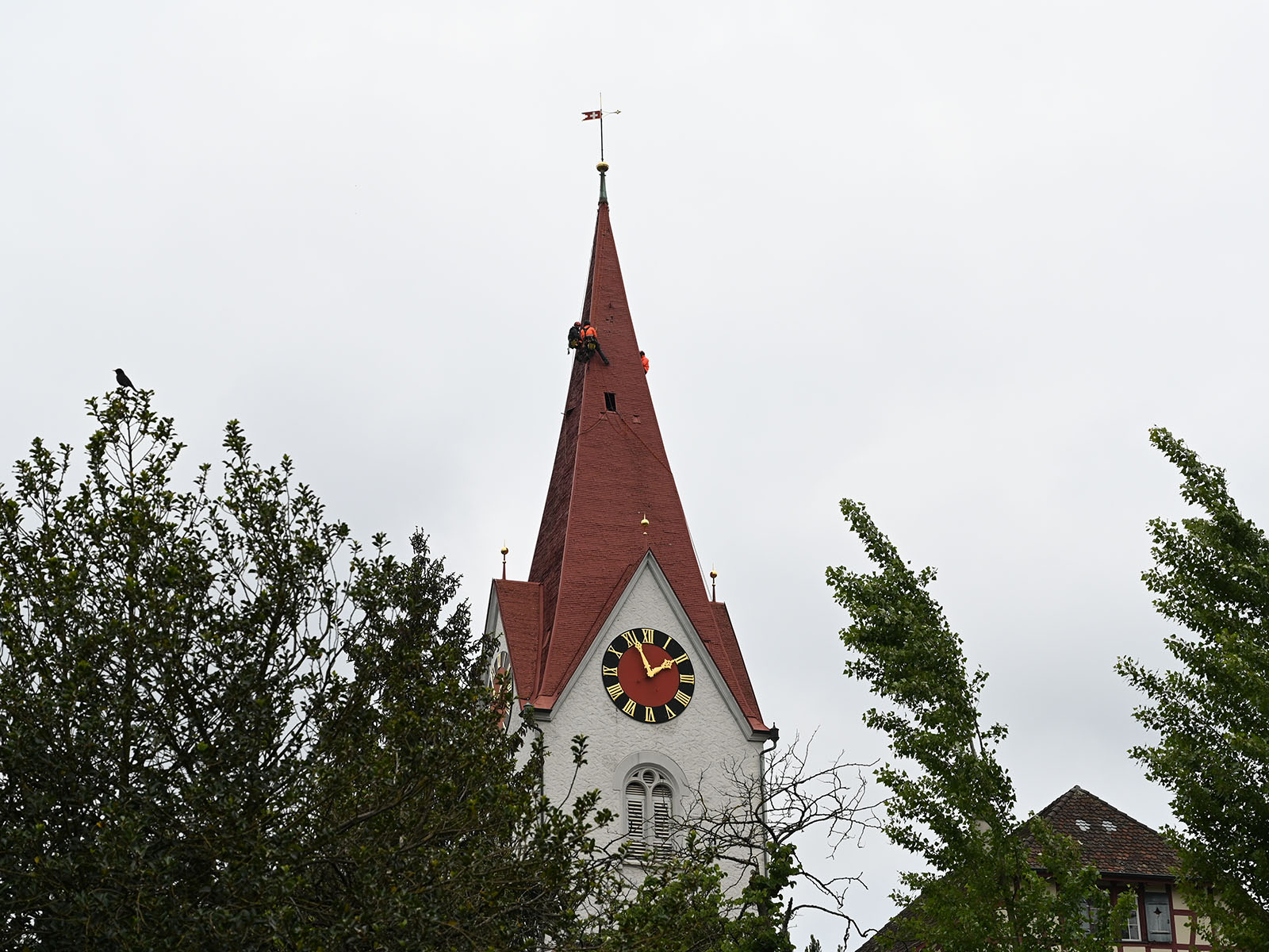 Arbeiten am Dach der Reformierten Kirche Höngg.