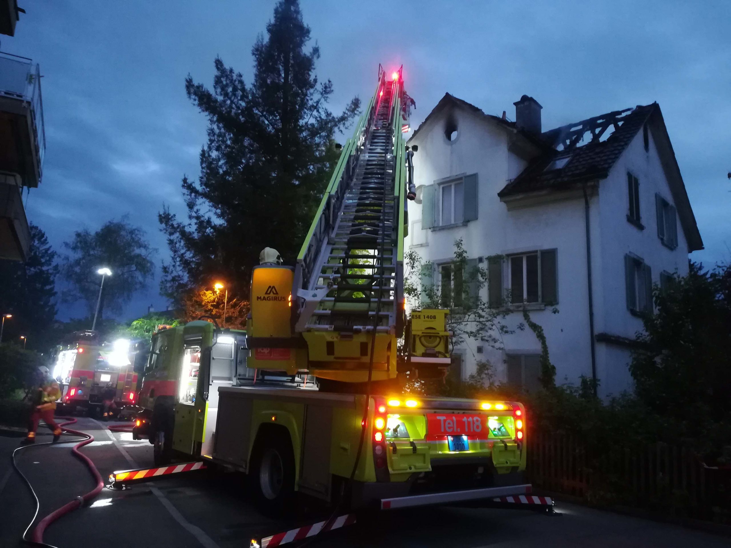 Beim Brand an der Brunnwiesenstrasse wurde der Dachstock komplett zerstört.