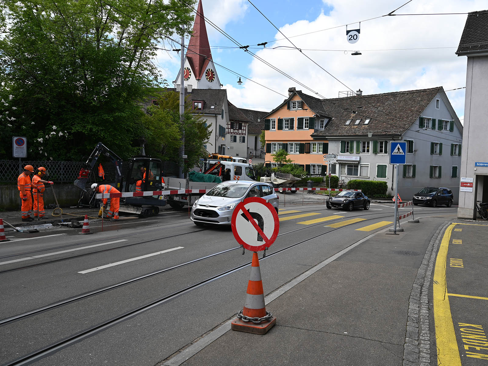 Fussgängerstreifen an der Limmattalstrasse, Einmündung Bauherrenstrasse