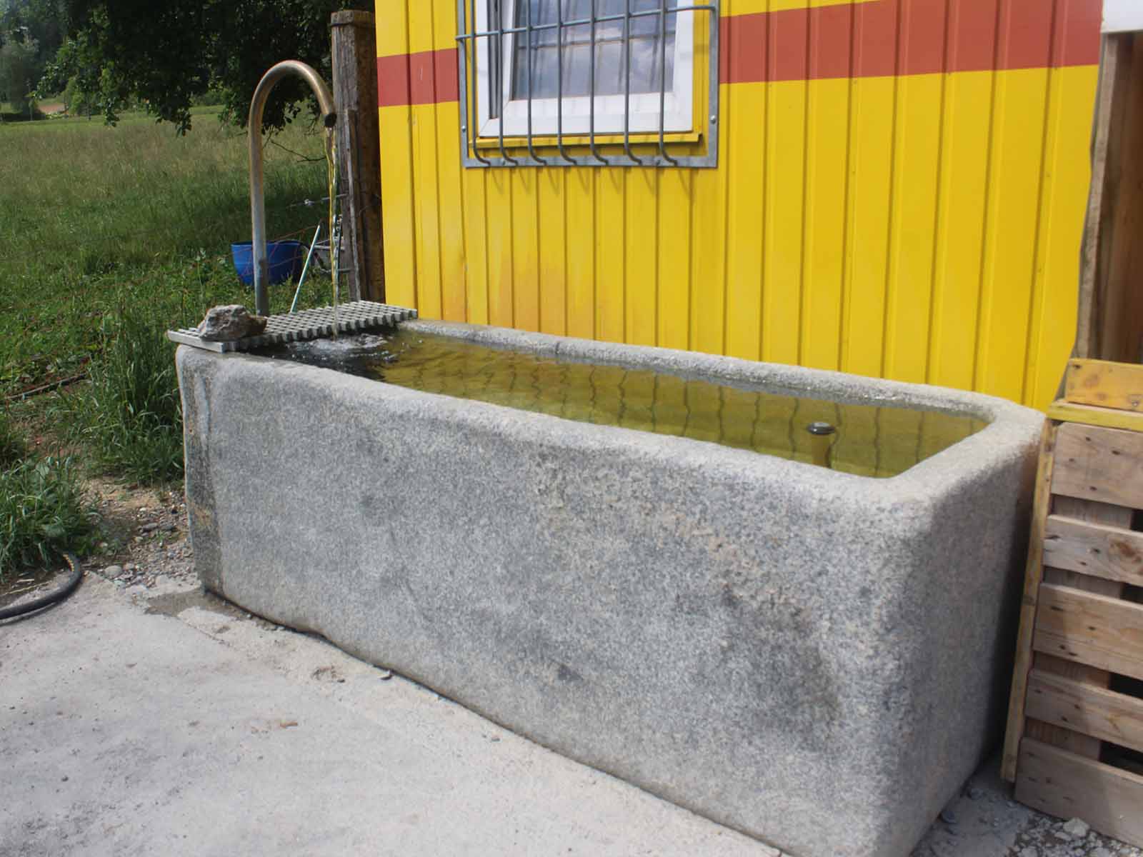 Anwohner*innen dürfen sich gerne am frischen Quellwasser bedienen.