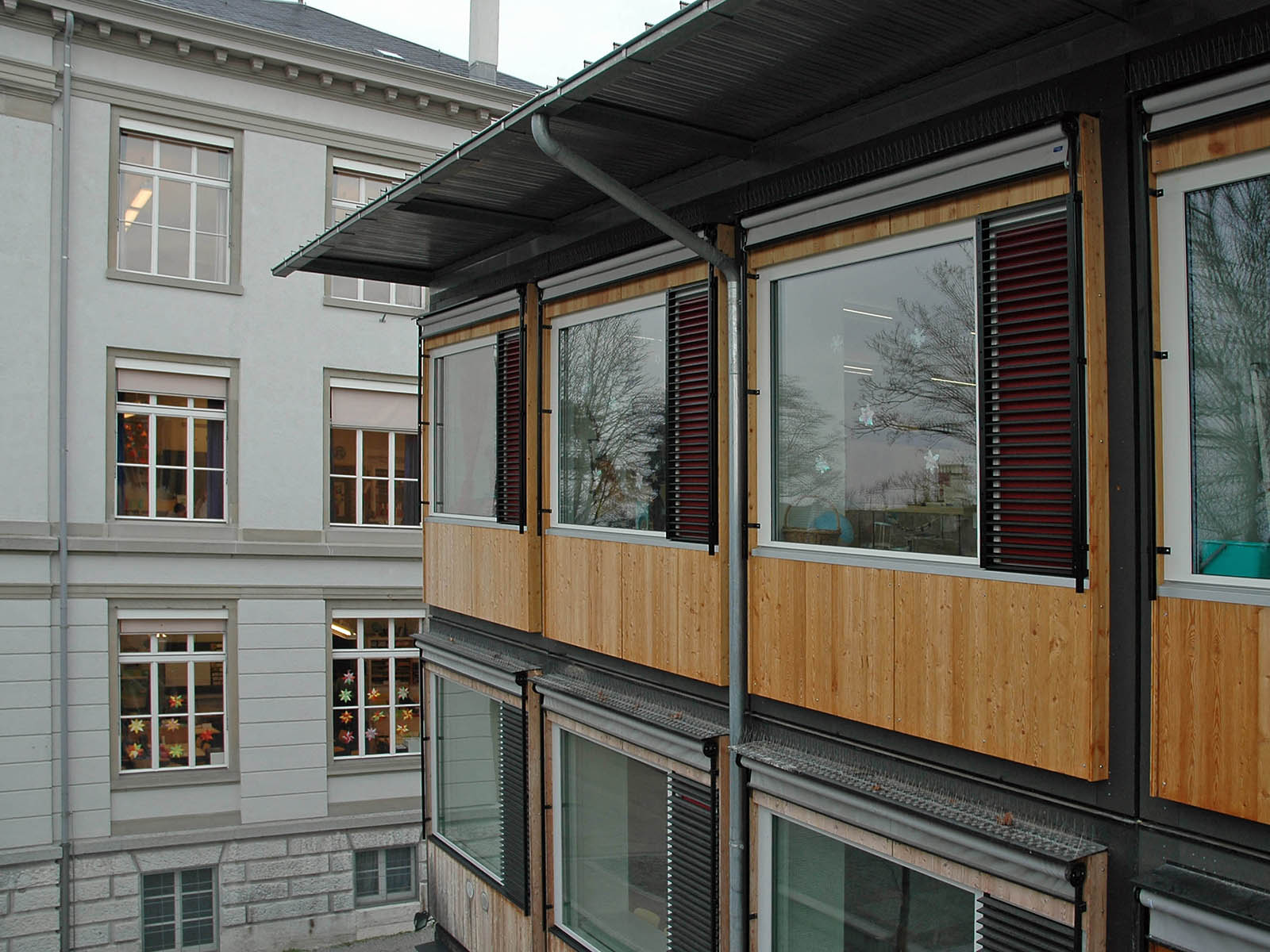 Auf der Schulanlage Pünten kommt ein dreigeschossiger ZM zu stehen, hier SA Hutten, Oberstrass.
