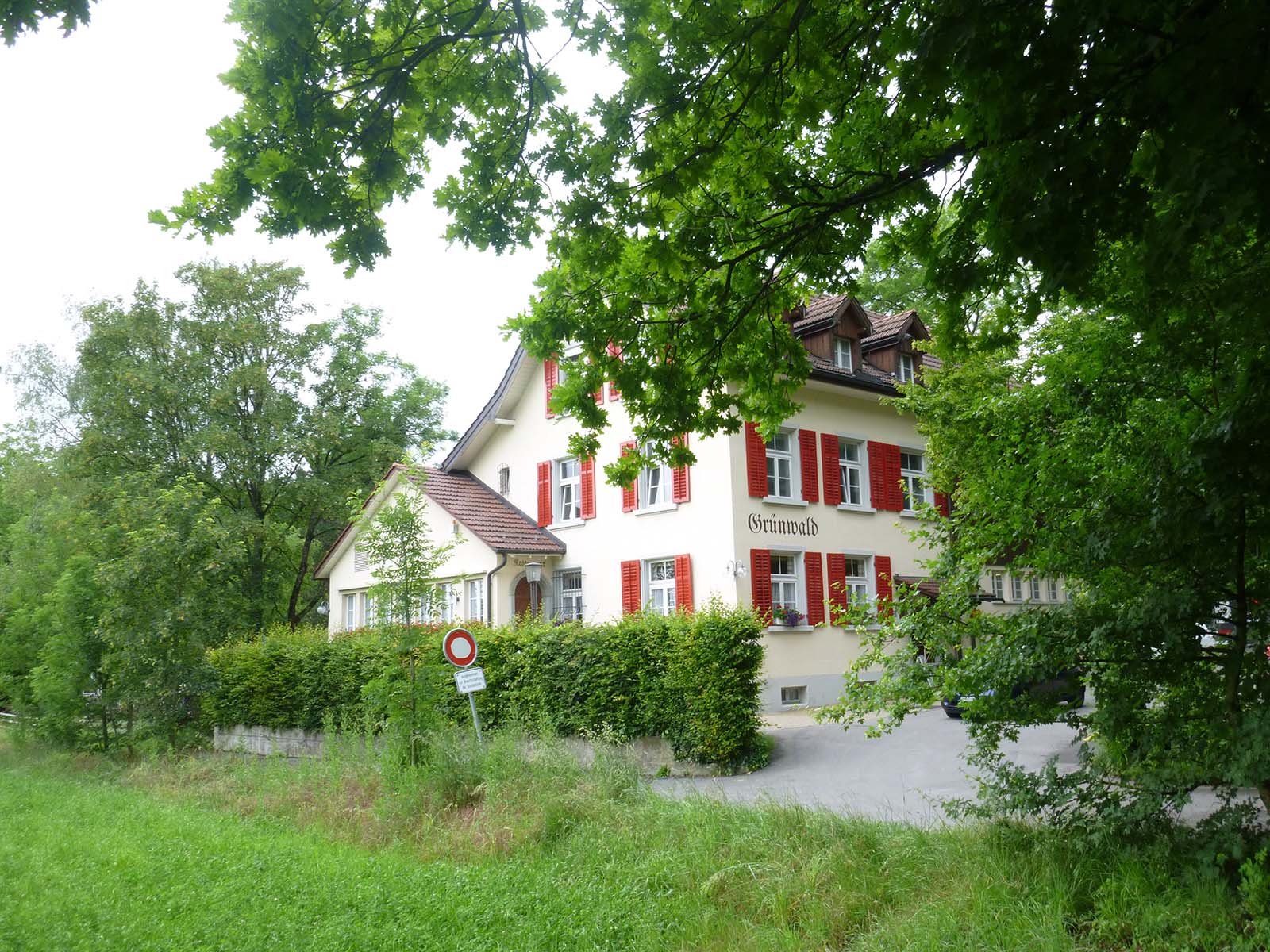 Unweit des Restaurants Grünwald wurde ein junger Mann in einem parkierten Auto hingerichtet.