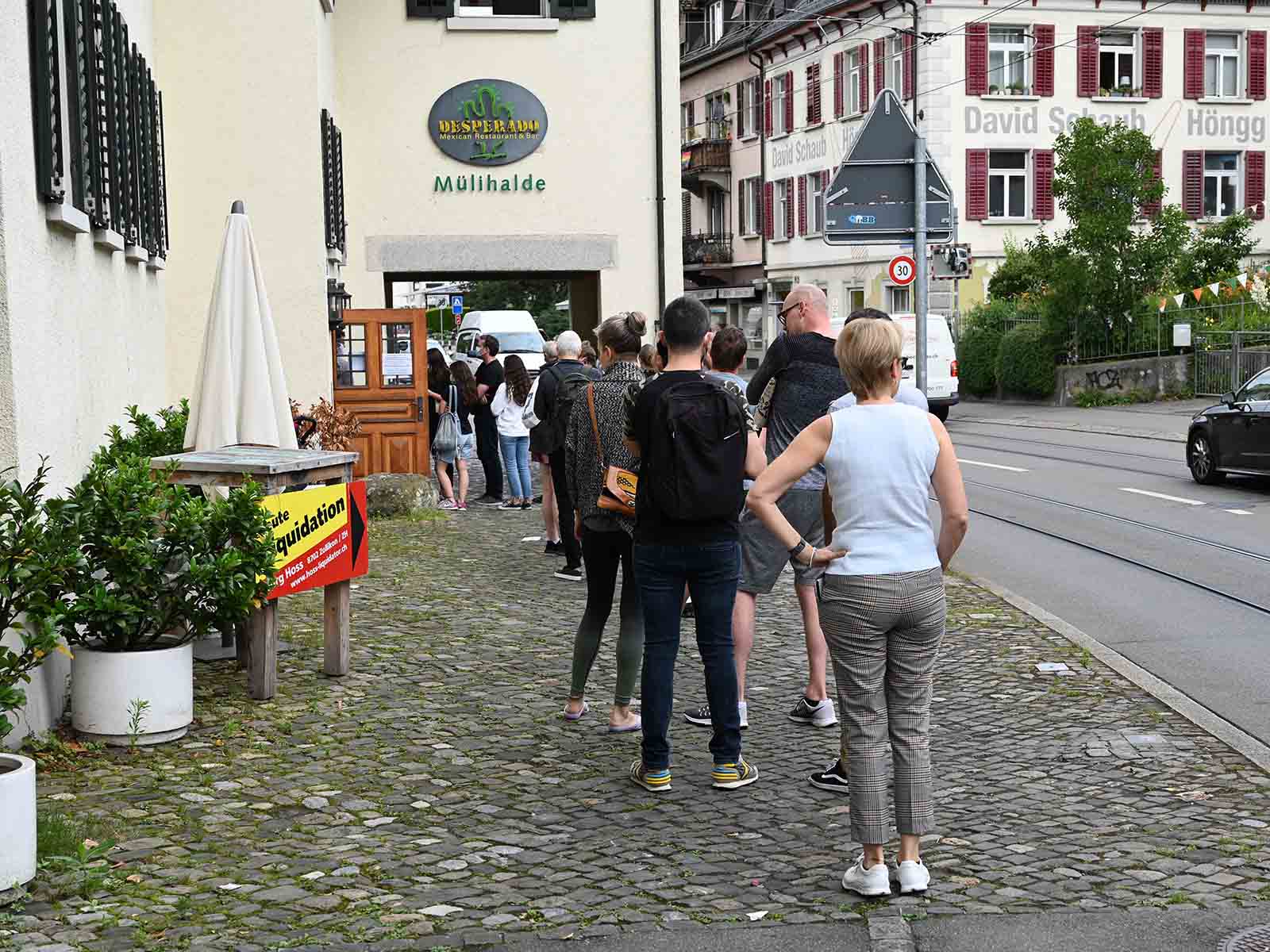 Schon um zehn bildete sich eine Schlange vor dem Eingang des Desperado.