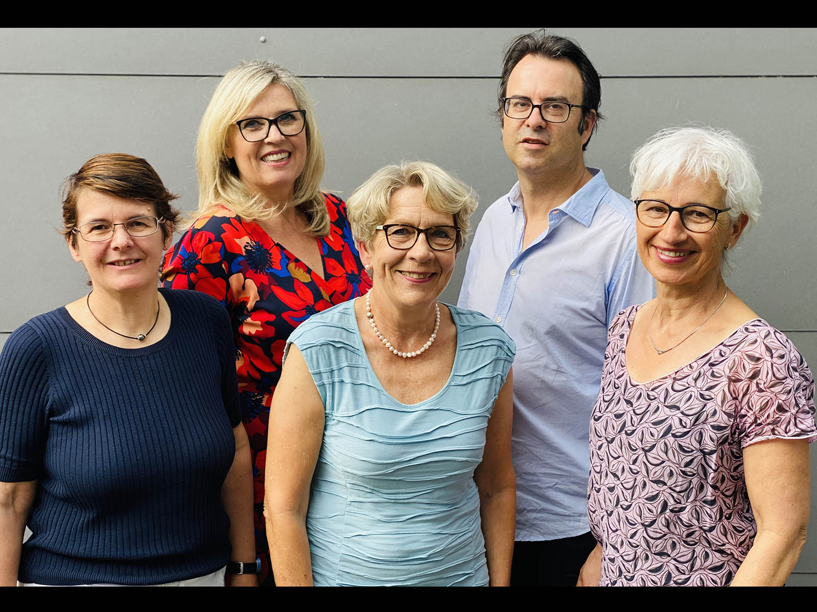 Alles neu beim Frauenchor Höngg: (v.l.n.r.) Nicole Loichat, Kassierin, Pascale Bachofner, Präsidentin, Ruth Krampera, Events, Daniel Manhart, Dirigent und musikalische Leitung, Lydia Pulfer, Aktuarin, Stv. Präsidentin.