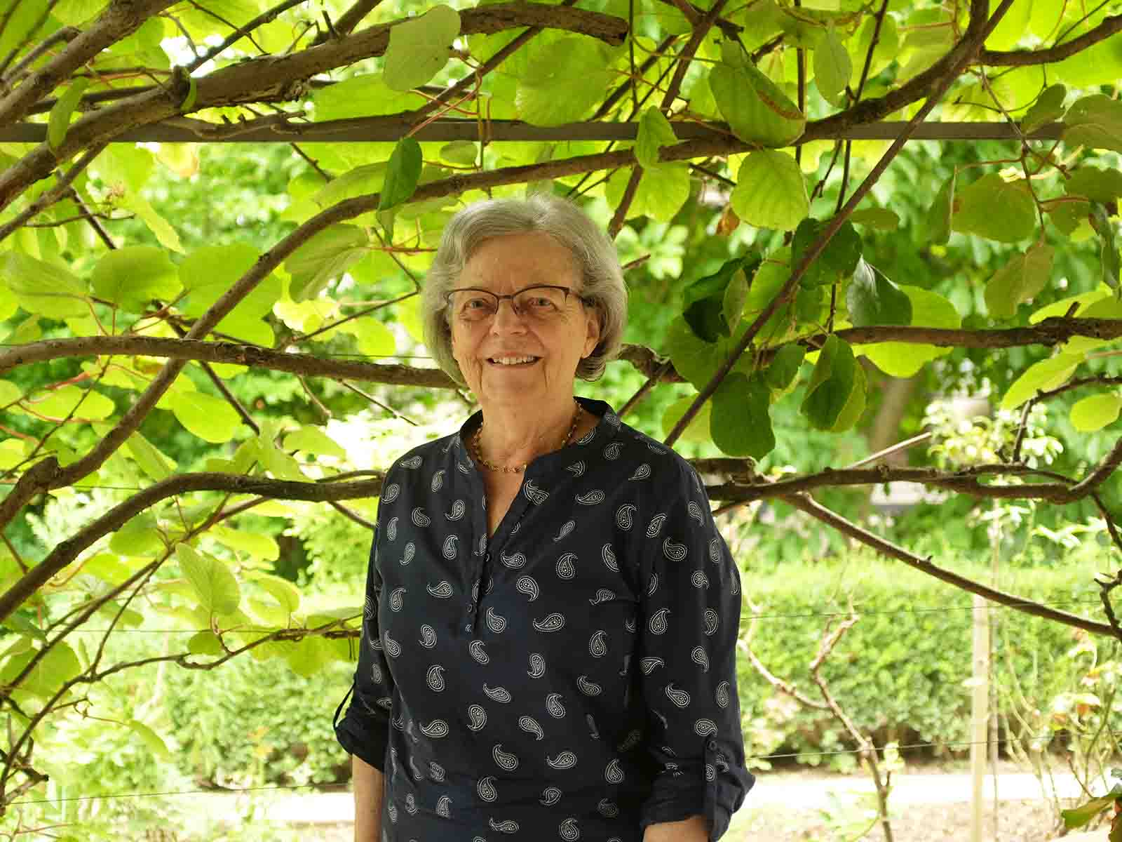 Trudi Hintermann im Garten ihres Hauses, in dem sie seit 1968 lebt.