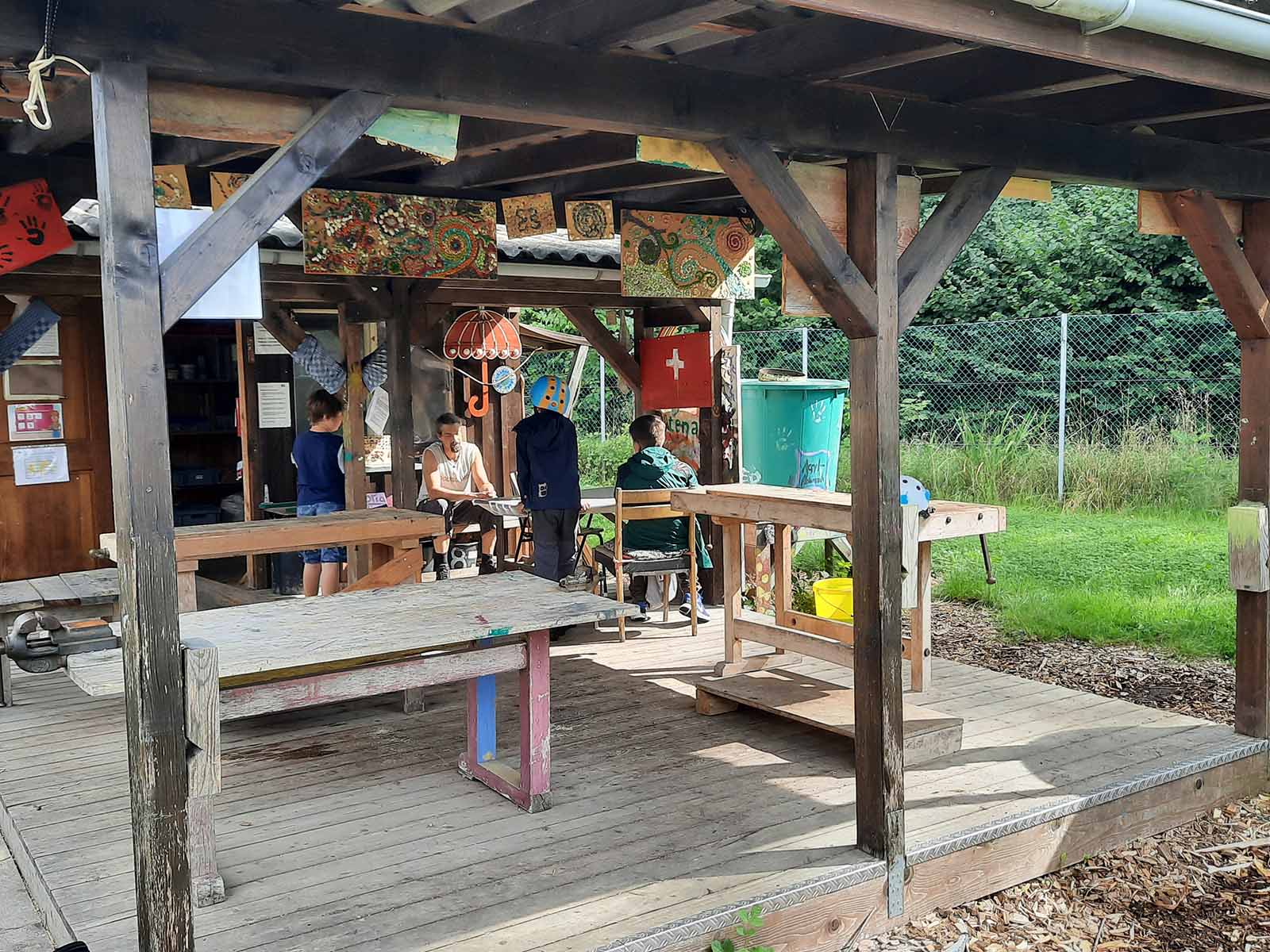 Lagebesprechung unter Baumeistern in der Sommerbauwoche.
