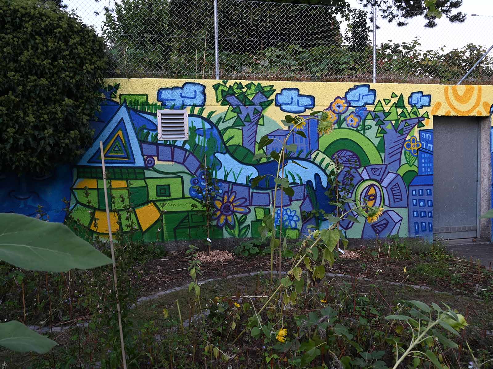 Das Graffiti bringt Farbe in den Aussenraum des reformierten Kirchgemeindehauses Höngg.