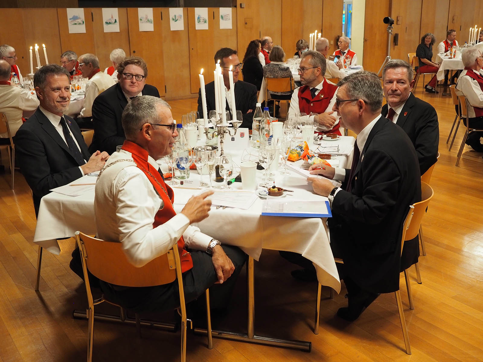 Zunftmeister Walter Zweifel mit seinen Gästen an der festlichen Tafel im geschmückten Kirchgemeindehaus.